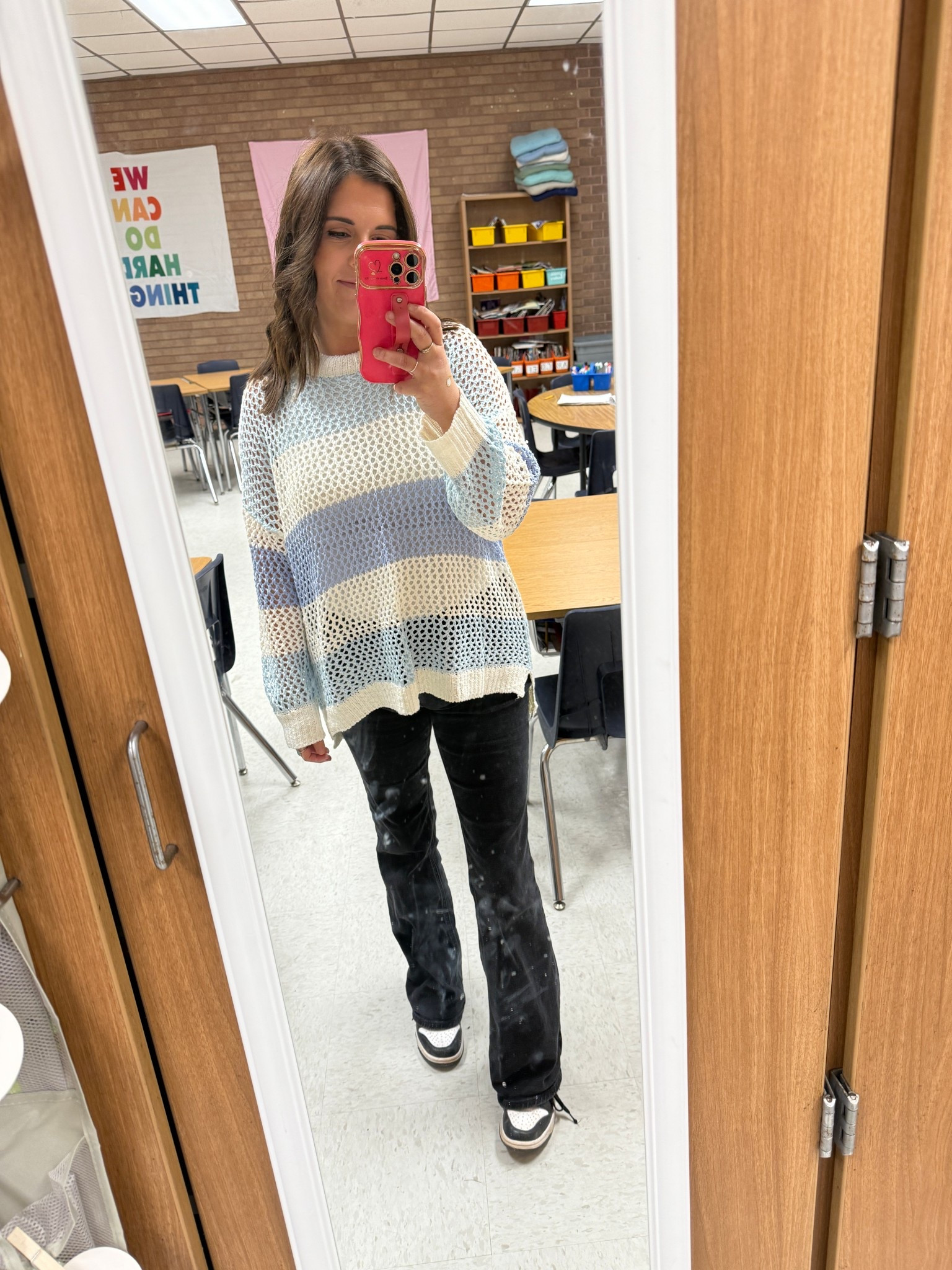 Cleaning the mirror is on my to do list 😂
Teacher outfit