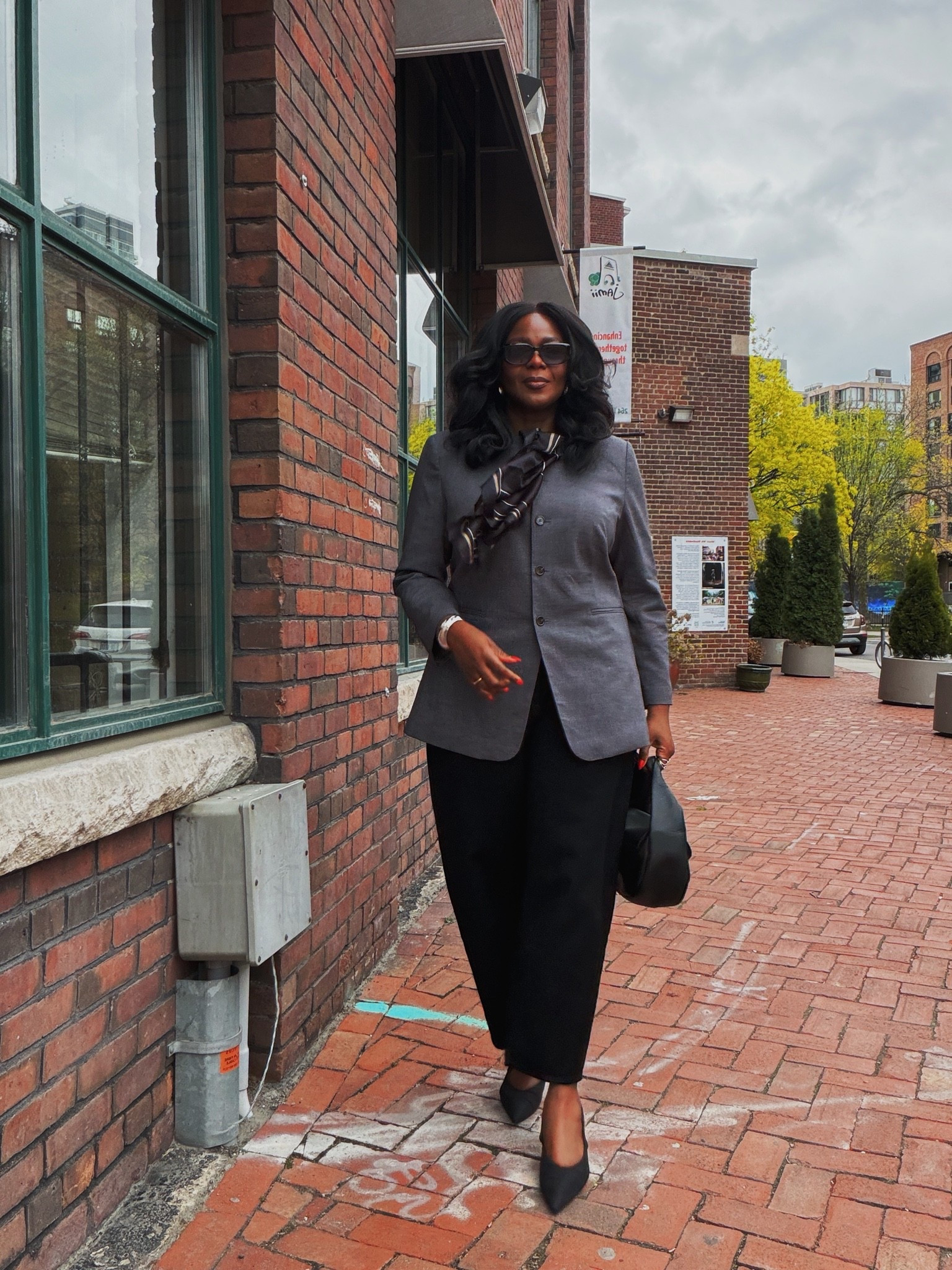 Spring casual chic outfit idea. I really love this blazer because it’s so versatile. I wore this look to an event but you also wear this to work. Linked to a few gray blazers