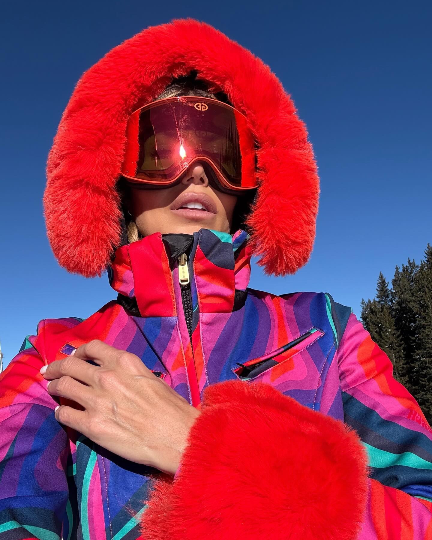 Felt like the rainbow skiing 🌈

#ski #skioutfit #courchevel