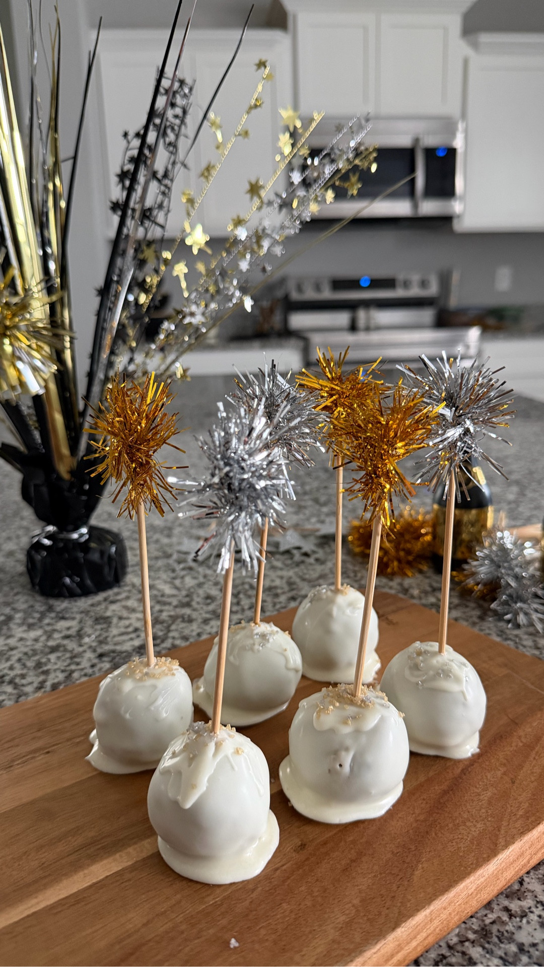 New Year’s Eve cake ball drops 🖤✨🥂🍾 So yummy and fun for when the ball drops at midnight 🪩 #asmr #bakingszn #aesthetic #newyearseve #satisfying