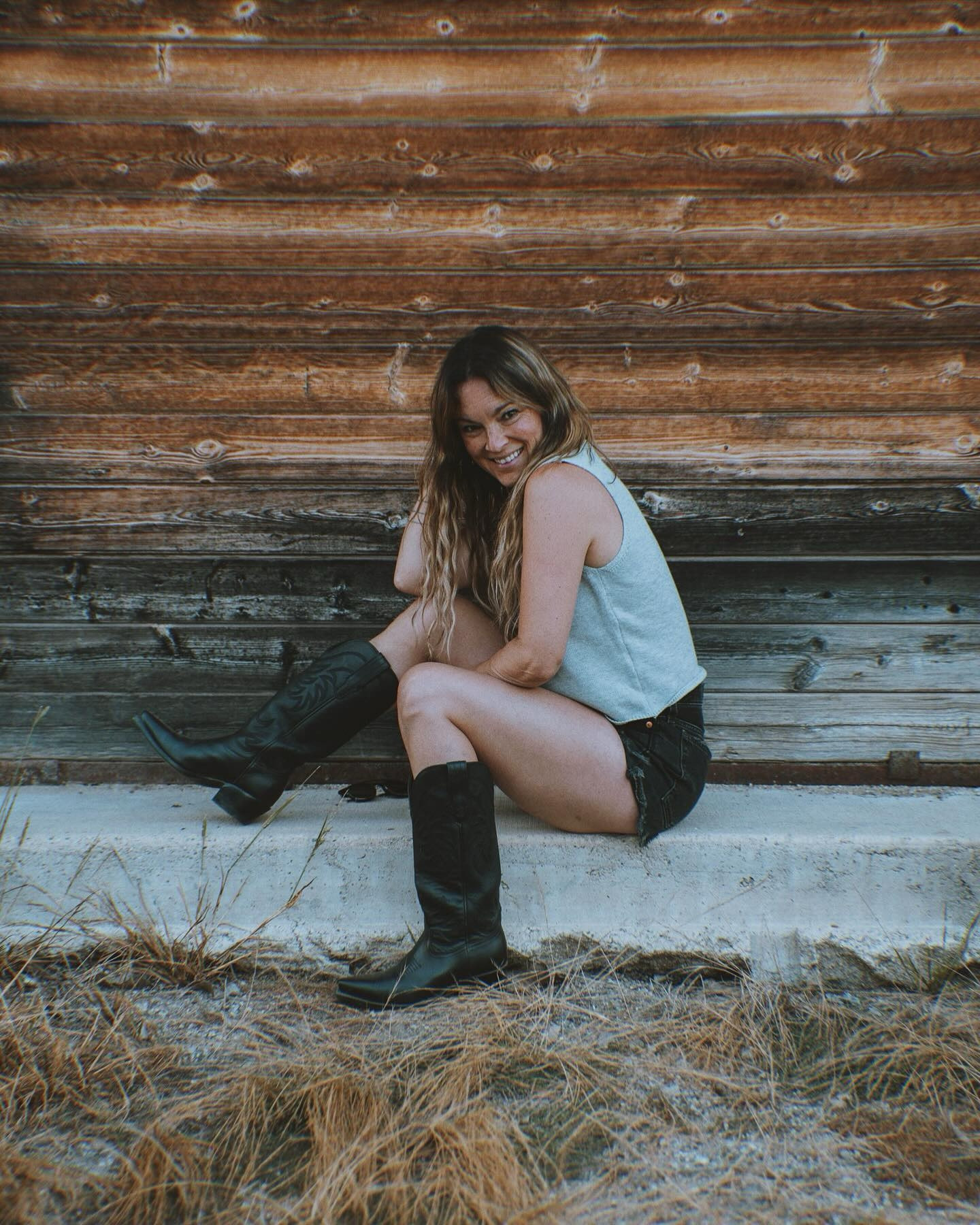 Fun little selfie shoot I did yesterday with my new fave boots! 🤠  #californiacowgirl #westernstyle #cowboyboots #ootd