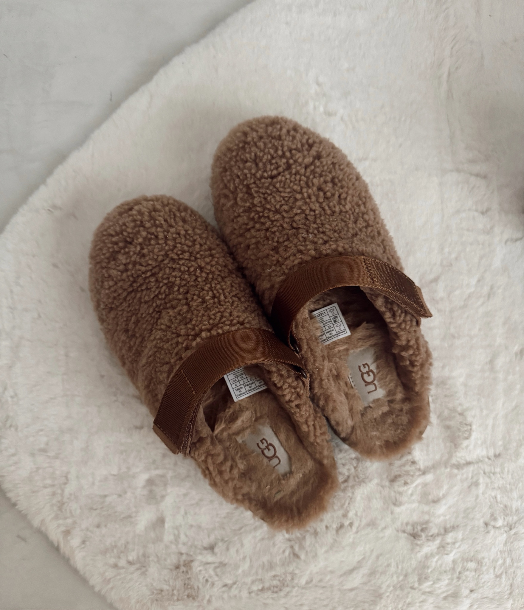 One of my favorite Christmas gifts were these Sherpa Ugg clogs. The strap moves so you can wear with or without the strap in the back. They are comfy and warm. I will be living in these! 



#LTKGiftGuide #LTKStyleTip #LTKShoeCrush