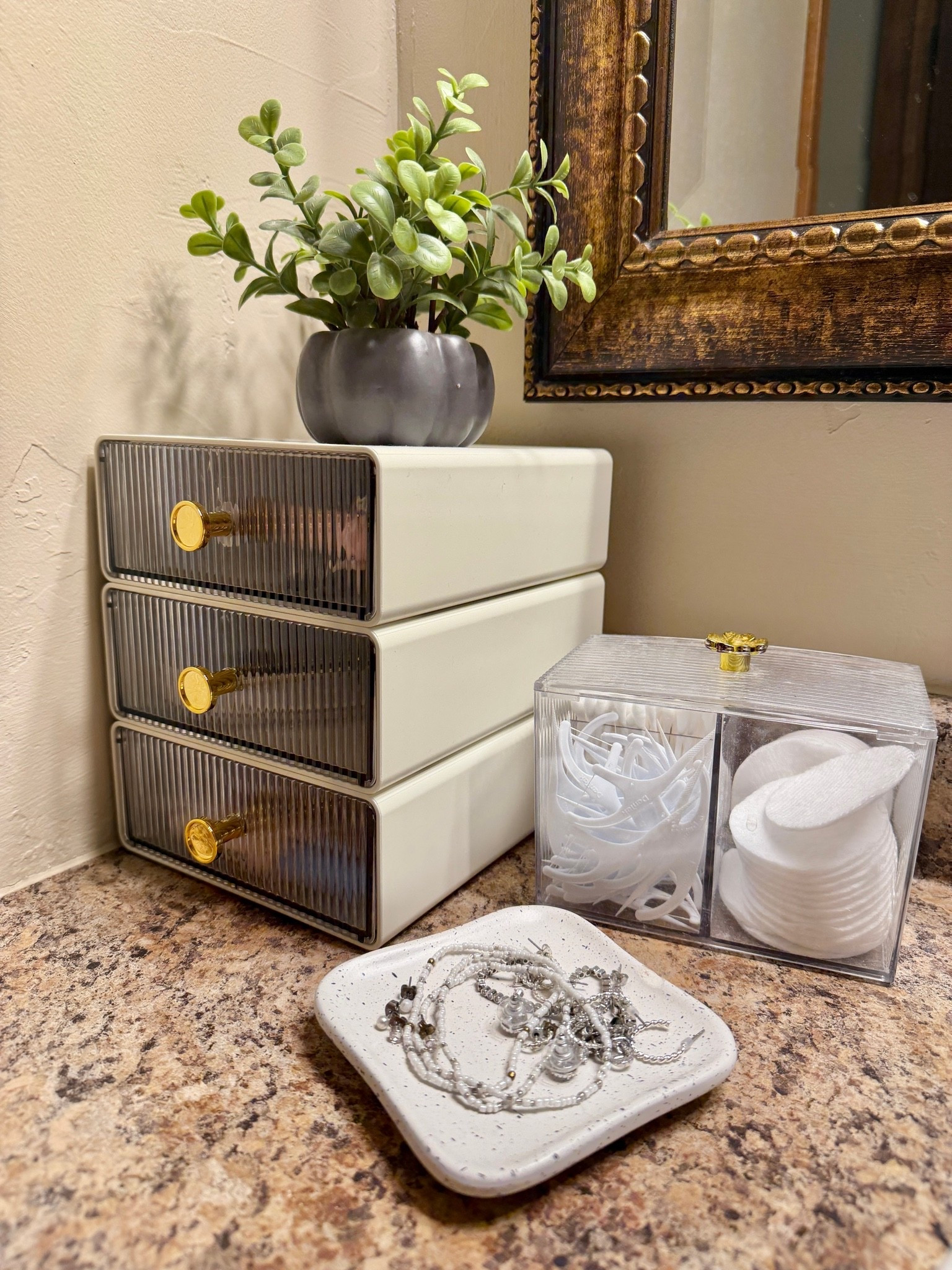 Bathroom Vanity Organization Ideas

Makeup storage, jewelry storage, bathroom organization, bathroom decor, bathroom storage, makeup organizer

#LTKHome