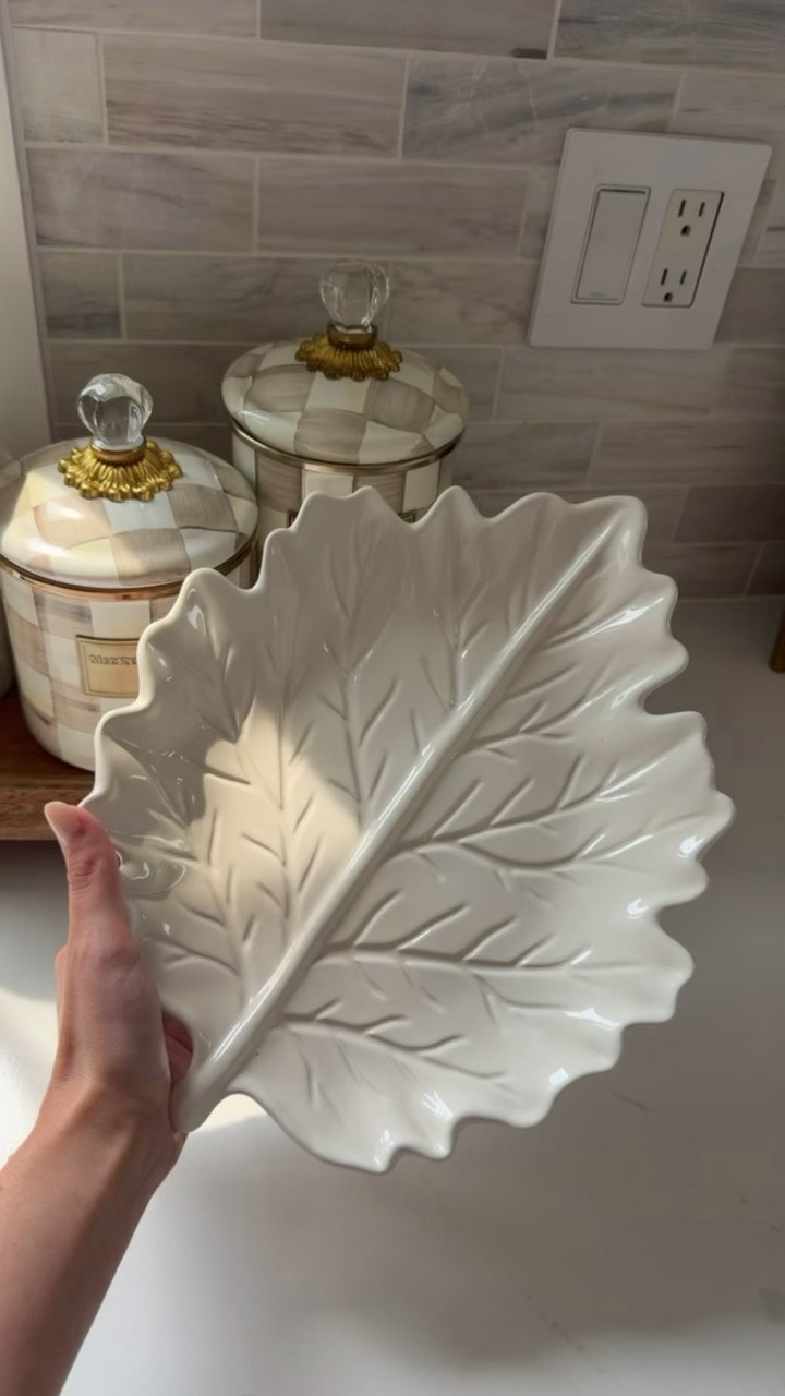 How cute is this fall leaf shaped cream platter from Better Homes & Gardens at Walmart! This will be the perfect little table setting for fall family dinners. 

#WalmartHome