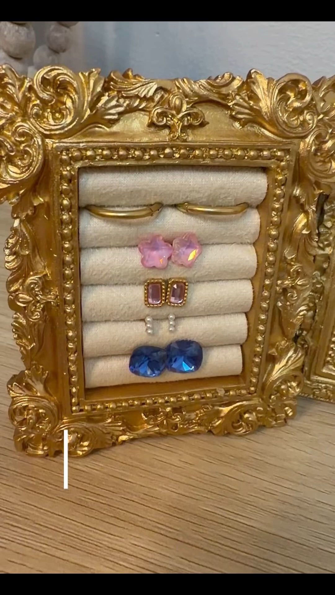 Loving this cute comfy jewelry from @shoplinnyco such cute elegant stylish pieces for your go to jewelry each day! Plus the screw on back flat studs will make you never want to to go back to a traditional earring again! Shop links below!