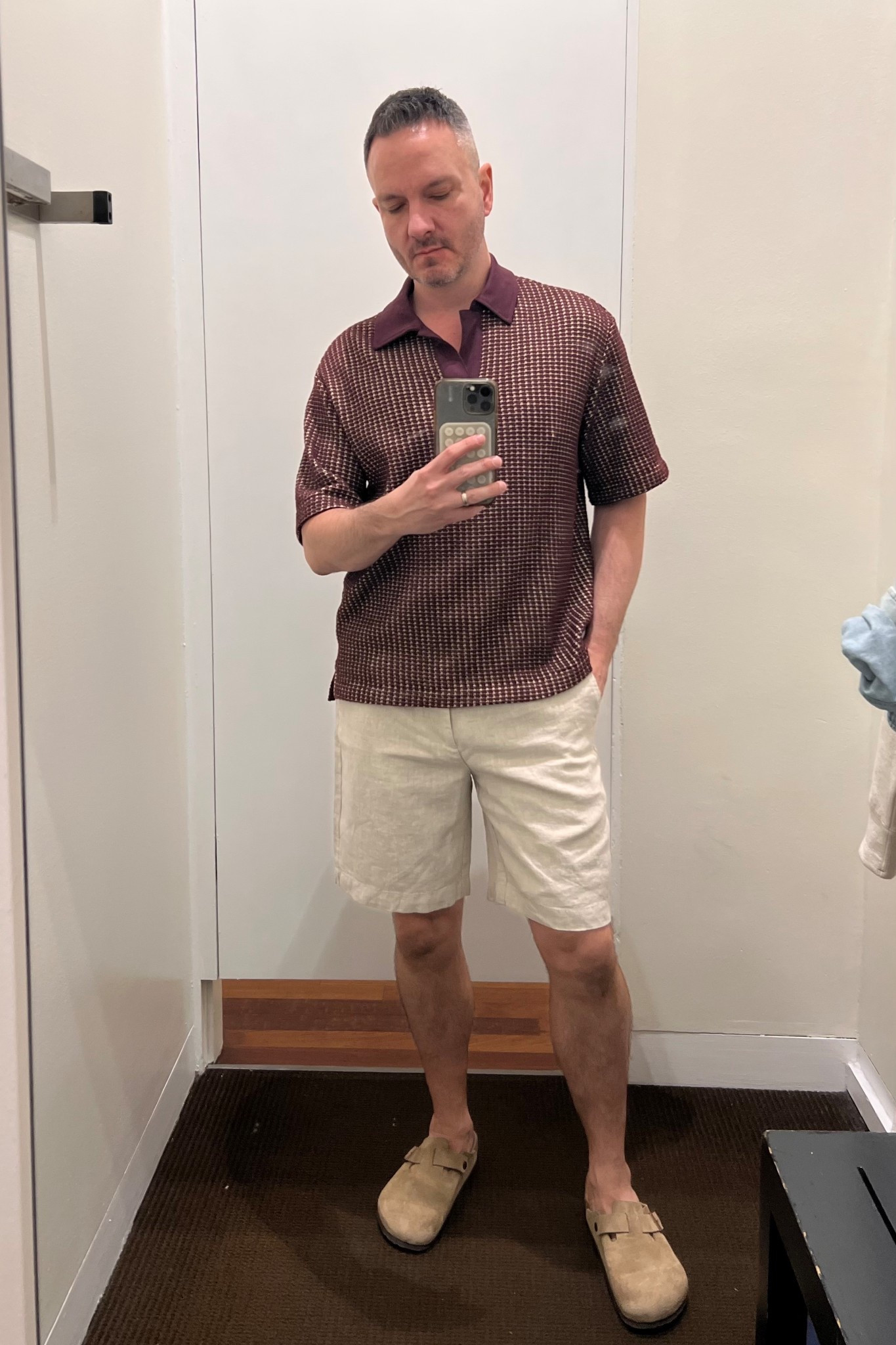 Trying this one on from Banana Republic and I’m kind of into the color combo. Burgundy patterned waffle knit polo with relaxed light beige linen shorts. Easy, comfortable, and feels like something you could wear anywhere from a casual dinner to wandering around town on a warm day.

Also happens to be part of their Friends and Family sale right now if you’re looking.

#BananaRepublic #MensStyle #Menswear #SummerOutfit #LinenShorts #MensFashion #CasualMenswear #SummerStyle