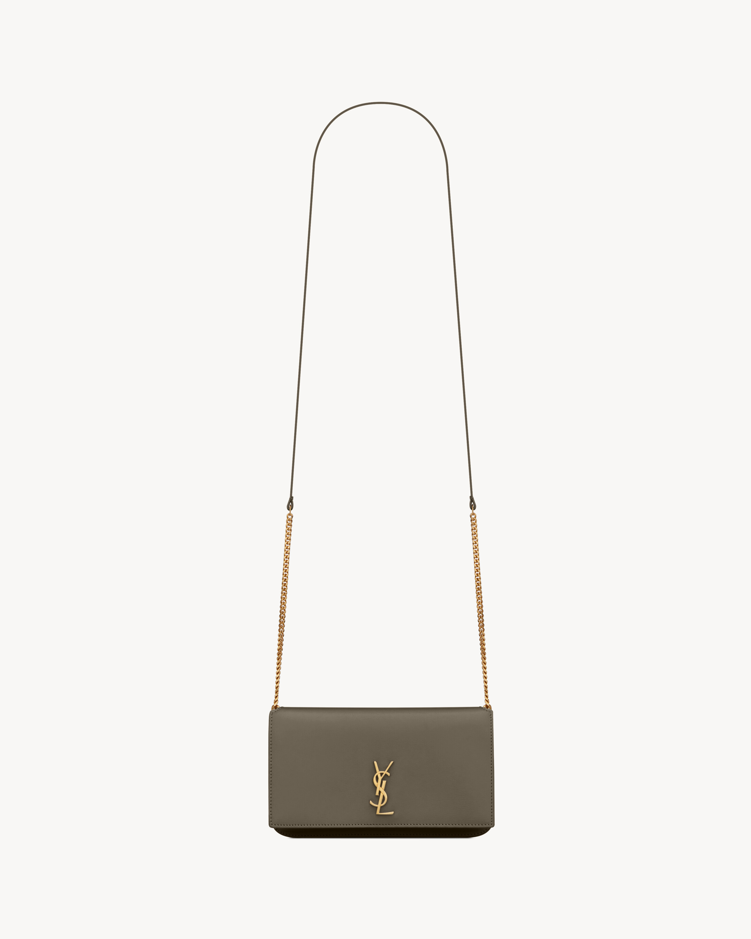 Handyhülle mit Frontklappe und dekorativen YSL-Initialen aus Metall sowie einer Tragekette aus M... | Saint Laurent Inc. (Global)
