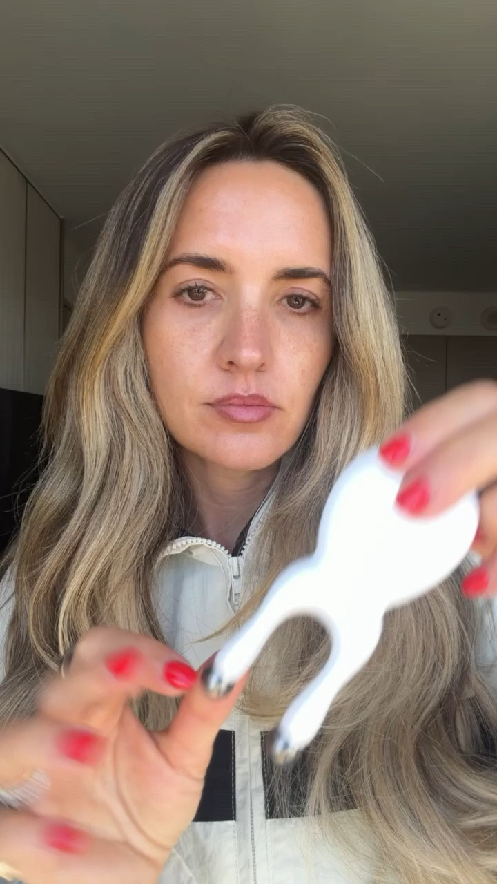 I just got this face contouring tool in and I’ve been using it before my makeup ever since!

face contouring tool, beauty routine essentials, makeup pre

#LTKBeauty #LTKOver40 #LTKselfcare