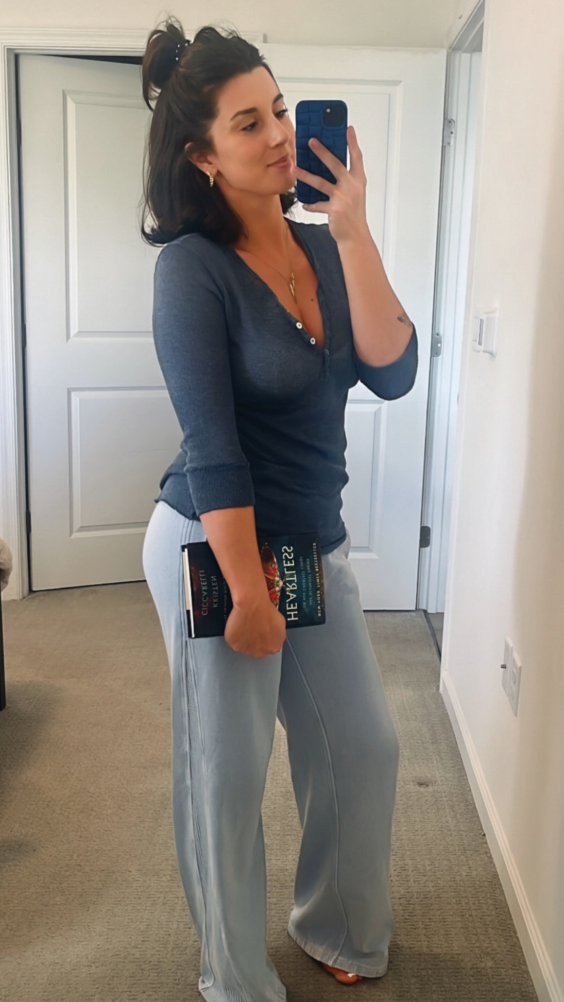 Comfy fall ootd perfect for lounging or errands! #aerie #books #booktok #loungewear #fallfit #fallootd #casual 