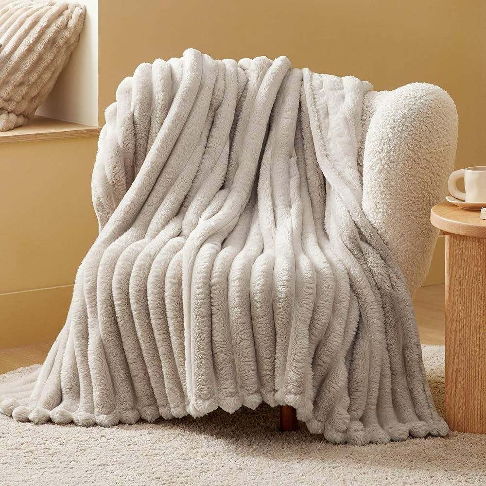 Bedsure Throw Blanket for Couch - Super Soft Cozy Blankets for Women, Cute Small Fleece Throws fo... | Amazon (US)