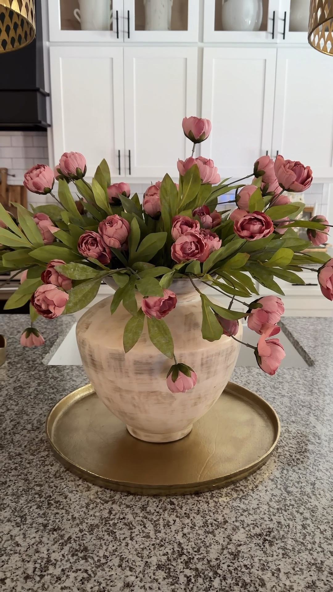 I haven’t finished styling my tray but my vase wanted to show off a little. 🥰🥰🥰