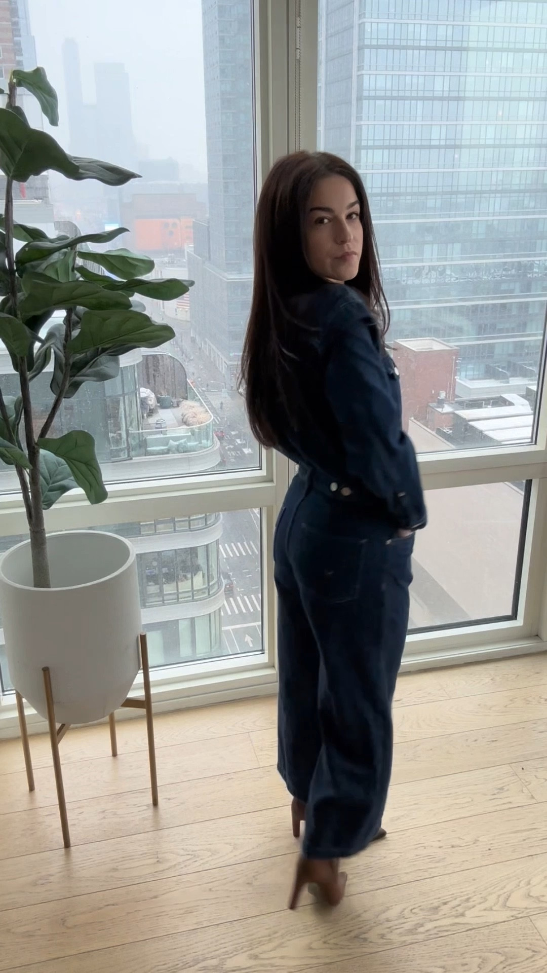 This denim jumpsuit is so comfortable and flattering !!



#LTKWorkwear #LTKootd #LTKgrwm