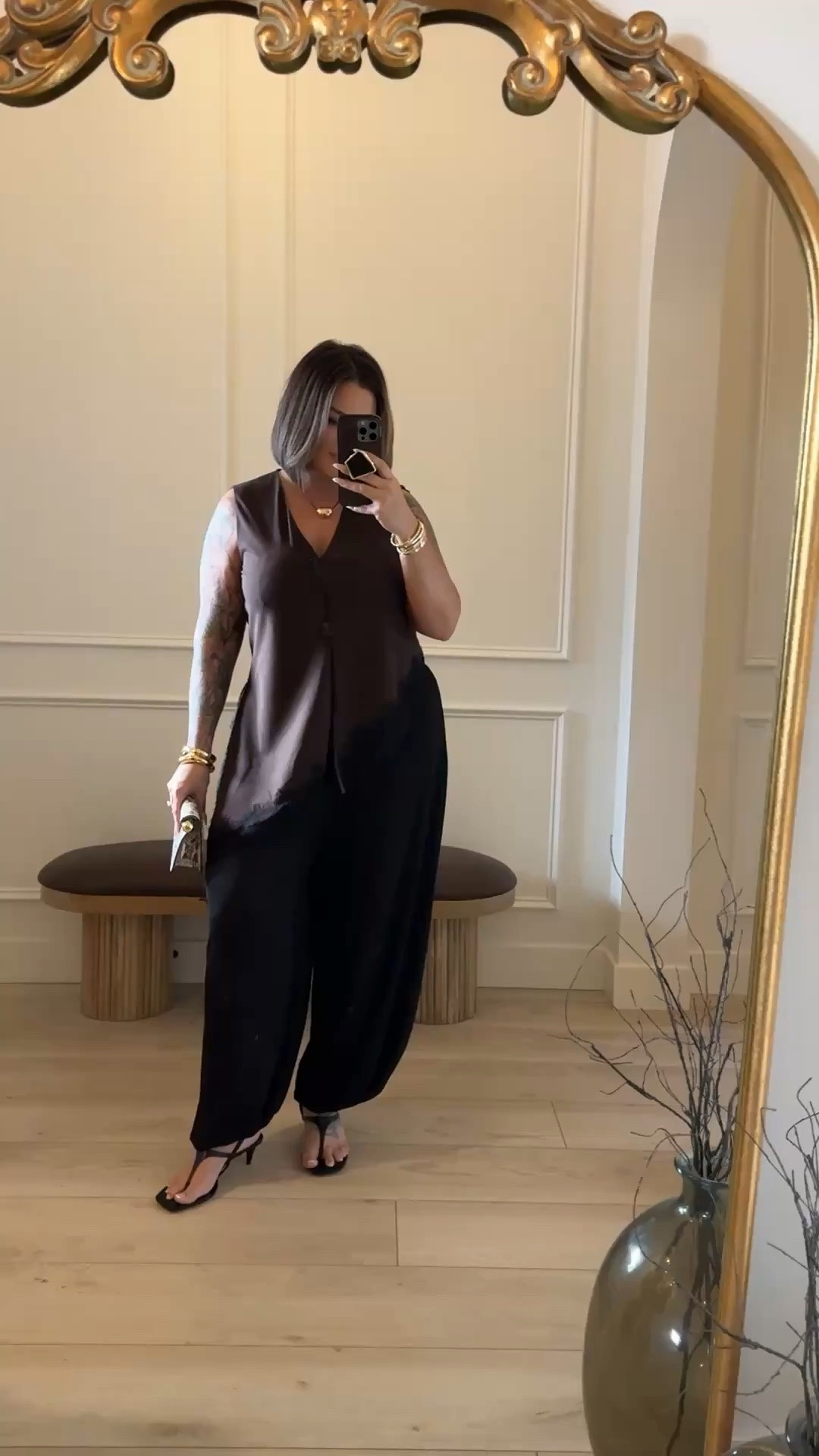 Top xl 
My pants are old Zara I linked a similar pair they have out now .
#datenight #balloonpants #zara