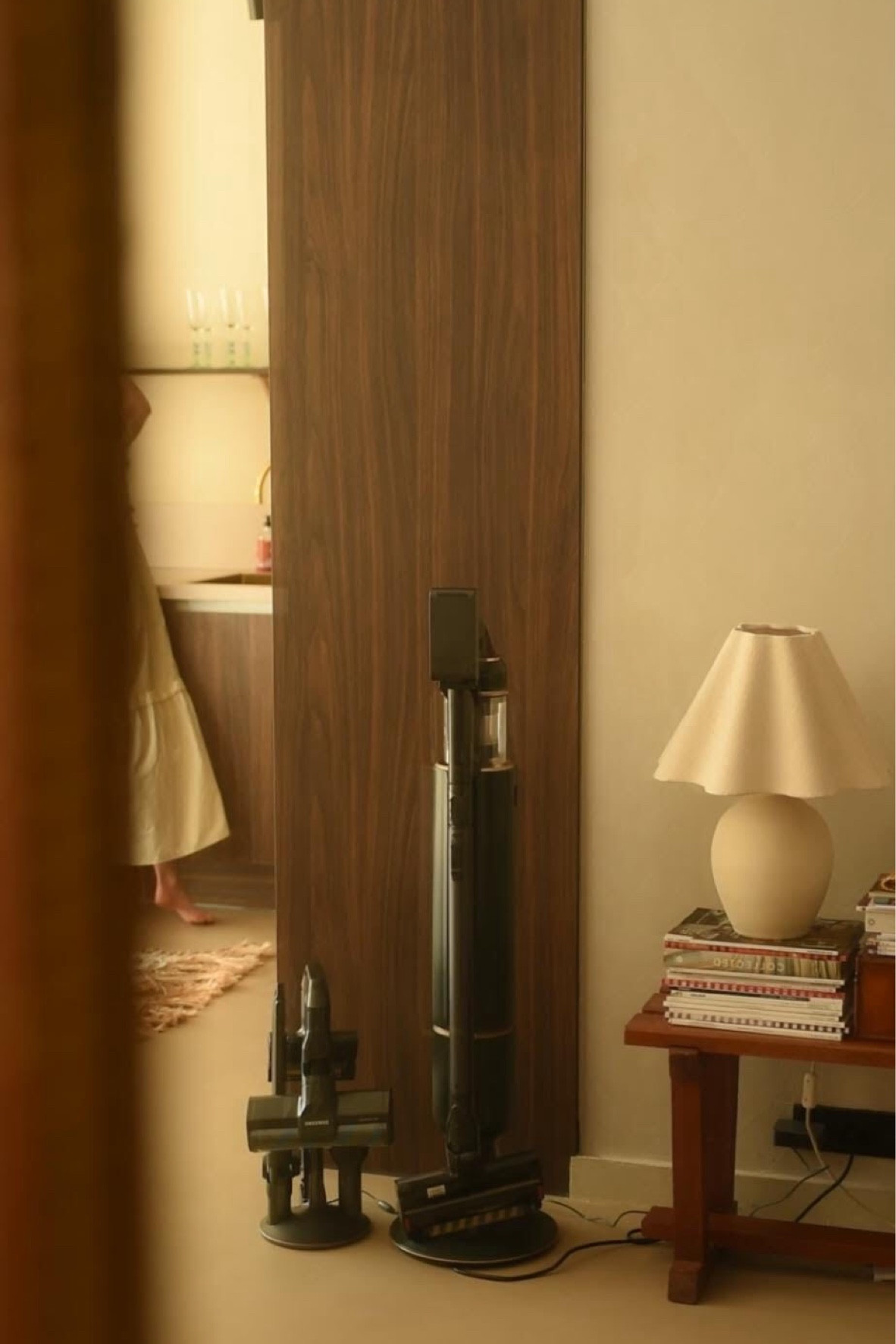 I didn't know what to expect from the new Samsung Bespoke Jet Plus vacuum cleaner. The previous vacuum cleaner we had still had a cord. The commercials I have seen didn't necessarily convince me either. Until our previous vacuum cleaner stopped working and we had to look for something else. I have been using the new Samsung Bespoke Jet Plus for two weeks now and only now do I know what I have been missing. What a convenience! It is light, has extremely good suction and when I put it in the holder it automatically charges and empties its own container. I'm really impressed and I don't think it's ever been so clean here  @samsungnederland. 

#TeamSamsung #BespokeJet #ad 