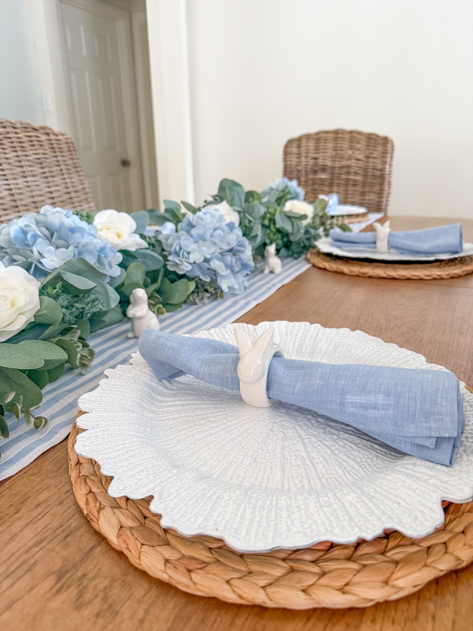 Spring tablescape // Easter decor 








Amazon home 
Easter table 
Spring decor 
Coastal decor 
Coastal blues 
Coastal home 
Grandmillenial
Floral centerpiece 

#LTKHome #LTKSeasonal #LTKParties