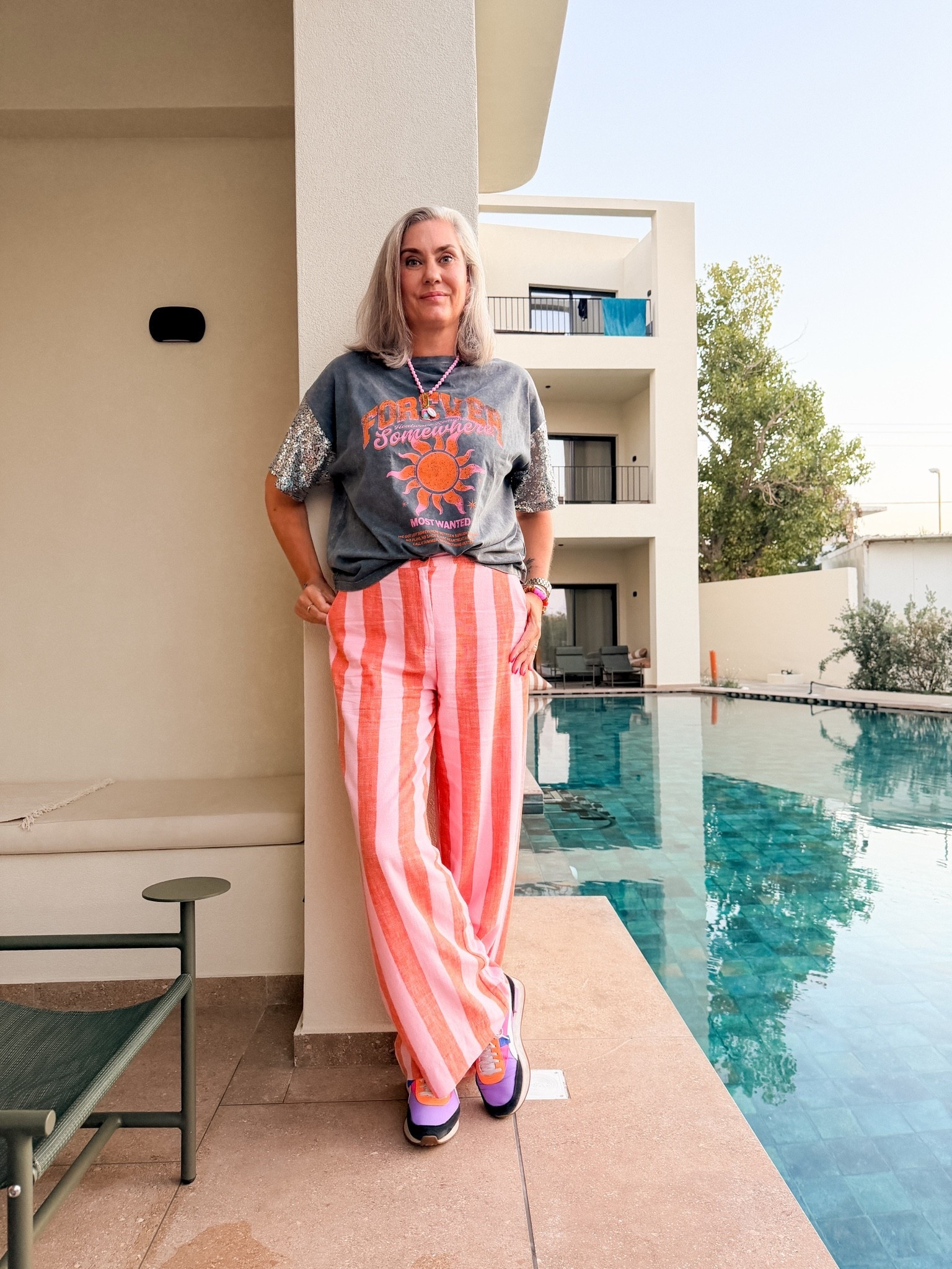 OOTN - Maandag. Een roze met oranje gestreepte linnen broek (42/tall) met daarop een t-shirt met pailetten mouwen (https://most-wanted-nl.mpic.link/6894888 maat M) en paars met oranje Puma sneakers.