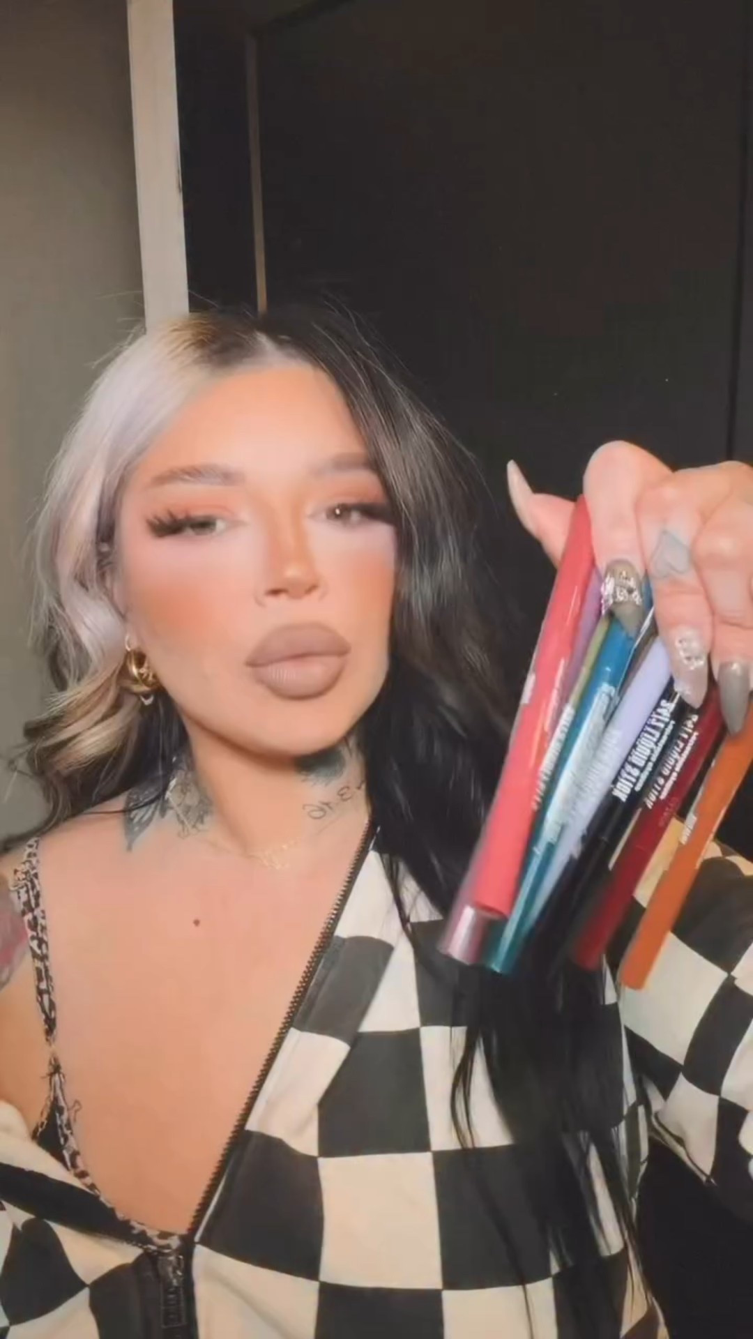 swatching the @urbandecaycosmetics 24/7 liquid sticks ★ they glide on like a pencil, blend out so beautifully & do not budge. + the colors!! 🔥 I'm going to be reaching for these so often.

#urbandecaycosmetics #giftedbyurbandecay #newmakeup #makeupjunkies #makeupreels