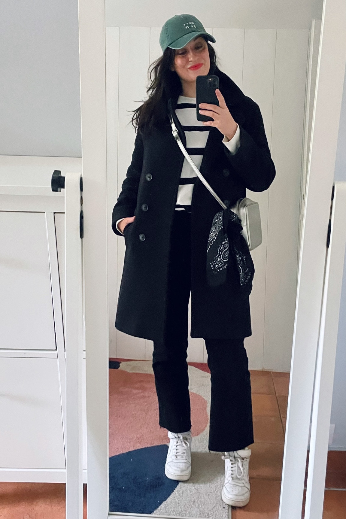 . Navy peacoat #pablo (similar, linked)
. Striped sweatshirt #hm (linked)
. Black flare crop "Sienna" jeans #mango (linked)
. #nike Court Borough Mid 2 (linked)
. Green denim baseball "Moss park" cap #hm (linked)
. "Defiant coral" semi-matte lipstick #esteelauder (linked)

#LTKmidsize #LTKfrance #LTKwinter