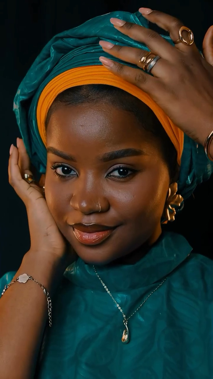 Ainda estamos no mês da África 🥰🥰🥰🥰. Entrei na trend🤌🏾
Produção @nubbescreative 

#trend #makeup #fashion #look #transformação