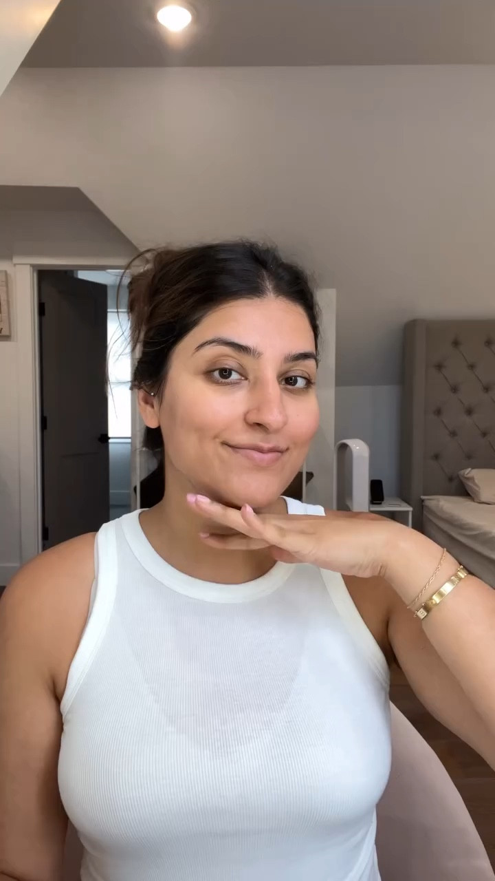 Everyday quick makeup look
.
.
Sunscreen: @kosas 
Skin tint: @hourglasscosmetics
Cream contour: @makeupbymario 
Cream blush: @rhode 
Setting powder: @hourglasscosmetics & @kosas 
Powder Bronzer & Blush: @dibsbeauty 
Lip liner: @makeupforever 
Lip balm: @rhode 
#easymakeup #grwmmakeup #makeuptutorial #makeupreel #bostoninfluencer