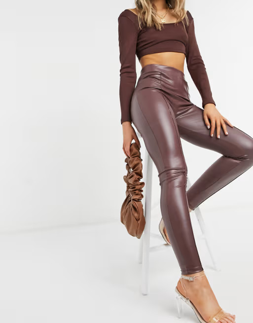 ASOS DESIGN – Leggings aus Kunstleder mit Biesen in Braun | ASOS (Global)