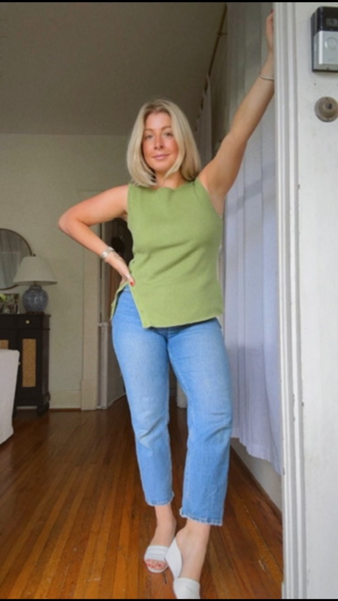 Extra-high waisted straight leg jeans 

Fit: TTS - Wearing a size 28

#LTKSeasonal #LTKFindsUnder100 #LTKPetite