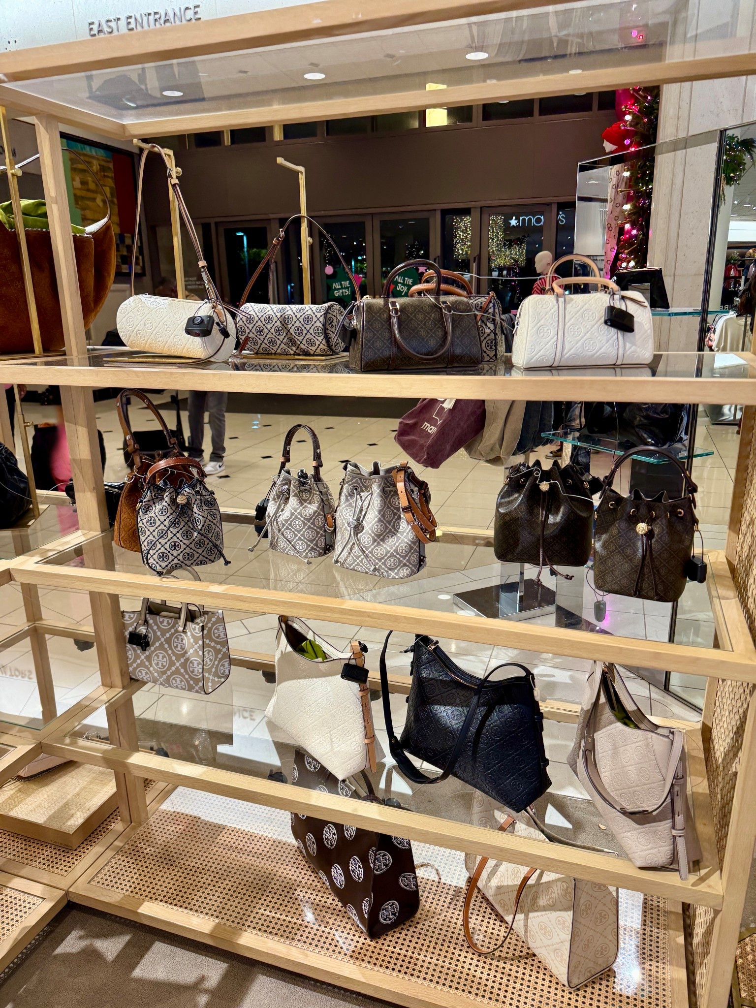 Which Tory Burch monogram bag are you choosing? 😍😍

Nordstrom finds, Tory Burch barrel bag, Tory Burch cylinder bag, designer, shoulder bag, statement bag