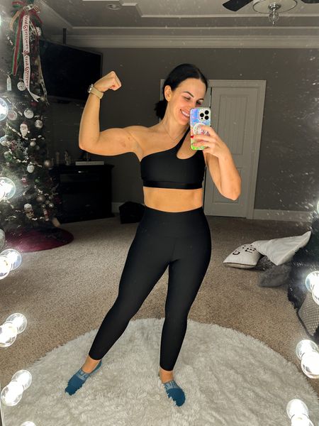 New year, new workout clothes, same pose. Loving this set the hubby picked out for Christmas. Wearing a Medium top and Small bottom  

#LTKfit #LTKstyletip #LTKunder100