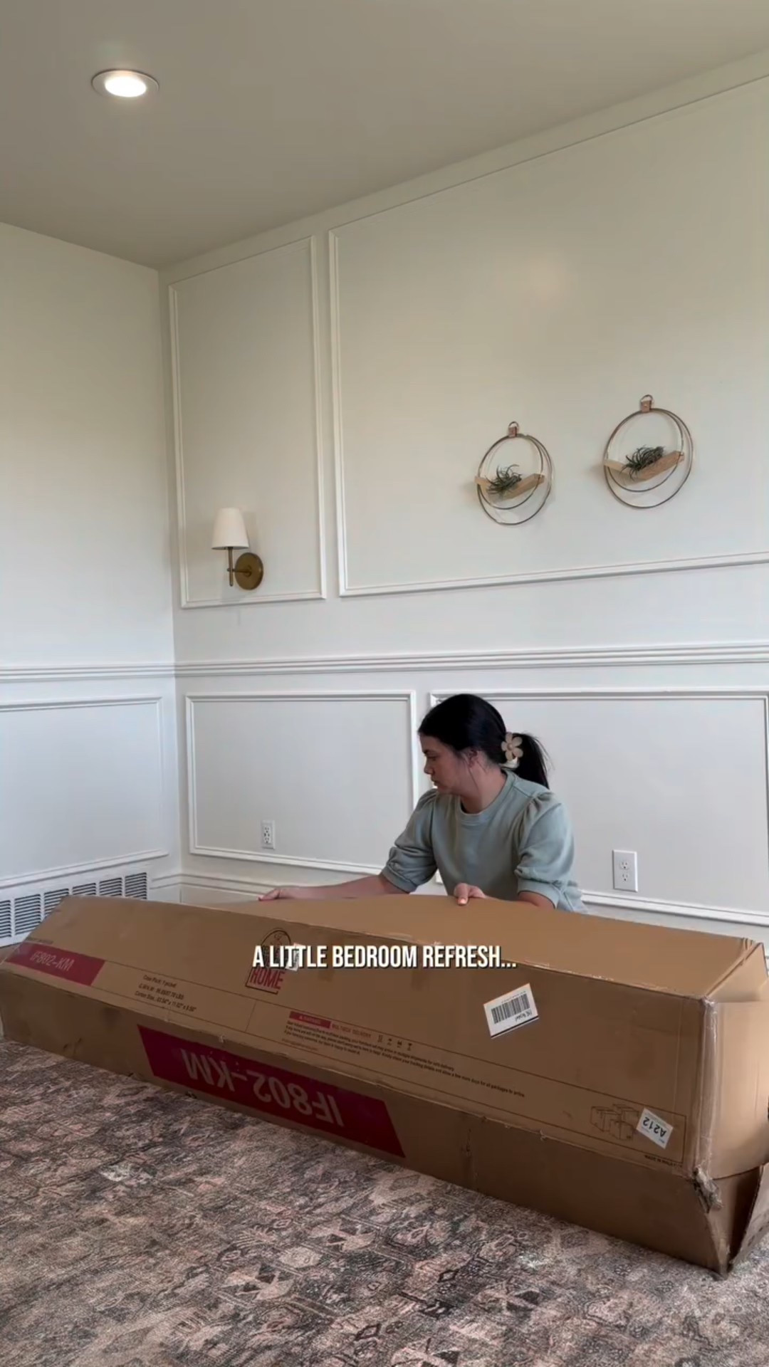 A simple spring refresh🤎
just one change, but it made my whole room feel warmer + cozier

there’s just something about wood tones + white walls😍

bed frame gifted in collaboration with @phivillaus 

save this for your next bedroom refresh ✨

#homedecor #homeinspo #bedroominspo #bed