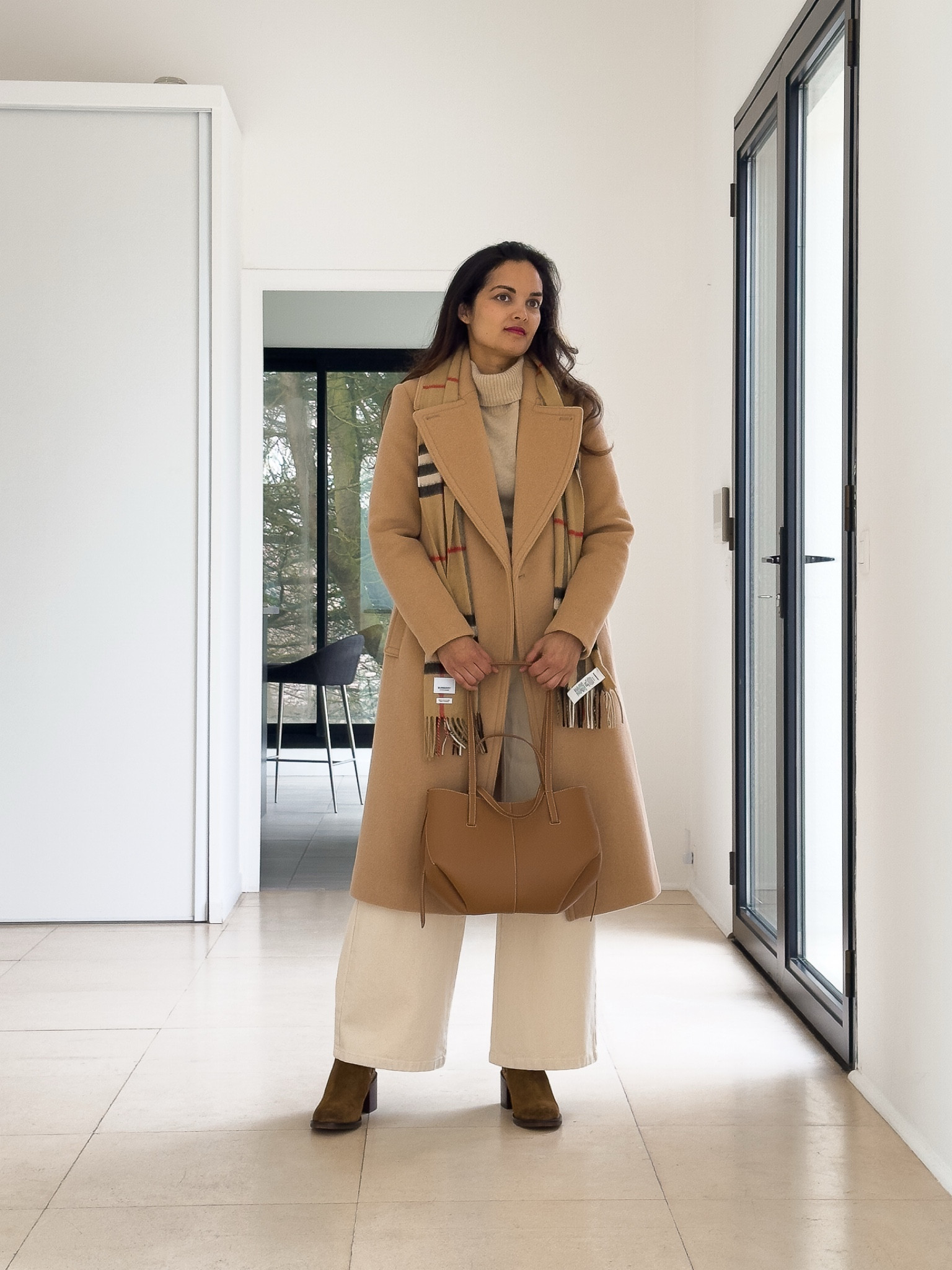 Manteau Club Monaco (old) /
Pull en cachemire Woolovers (old) /
Pantalon large Garance Paris (old) /
Écharpe Burberry /
Bottines en daim Boden Clothing /
Sac Cyme Polene 


#LTKwinter #LTKfrance