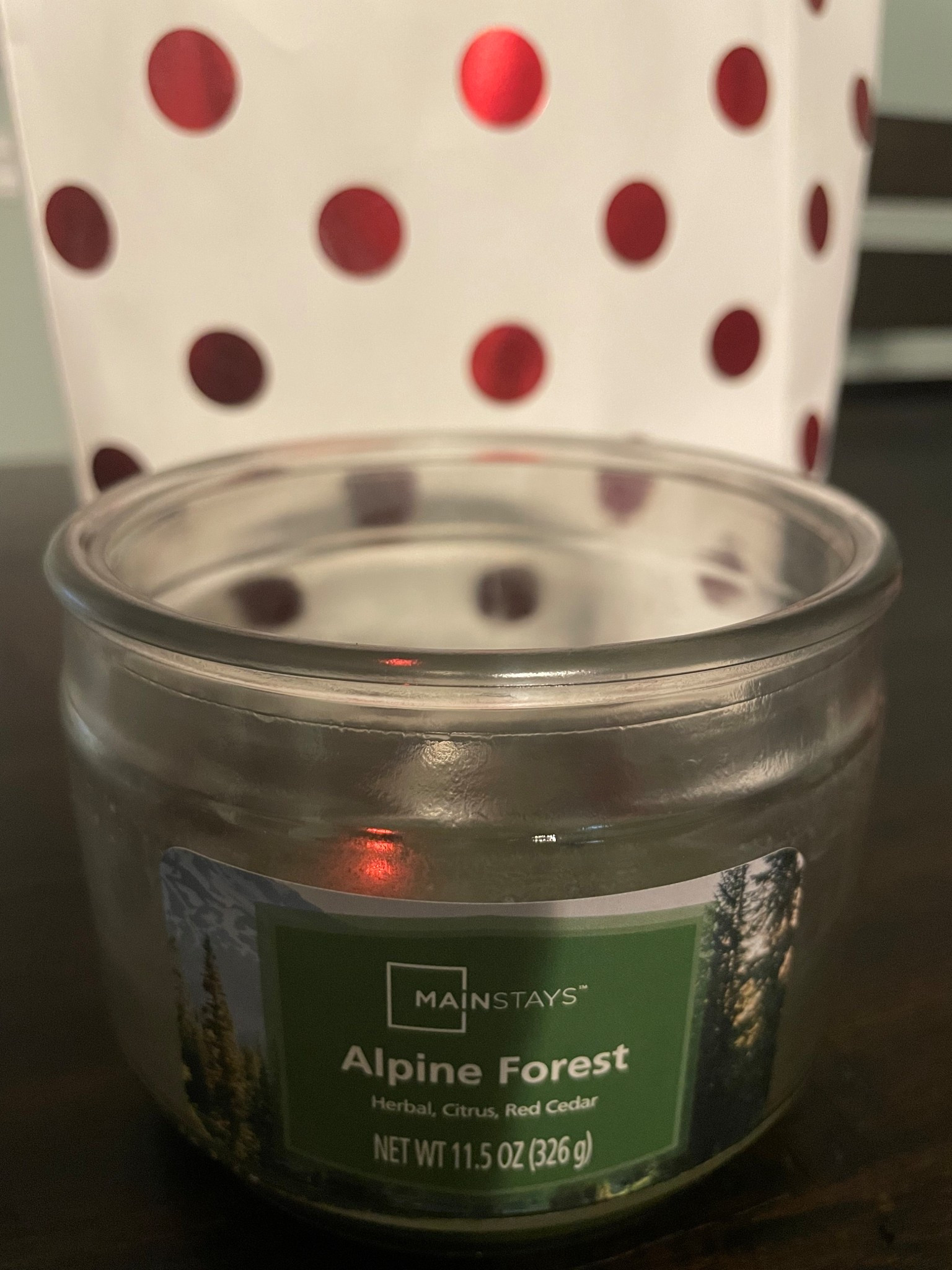This candle smells so good and is the perfect addition to the holiday season! #candle #festive #christmas