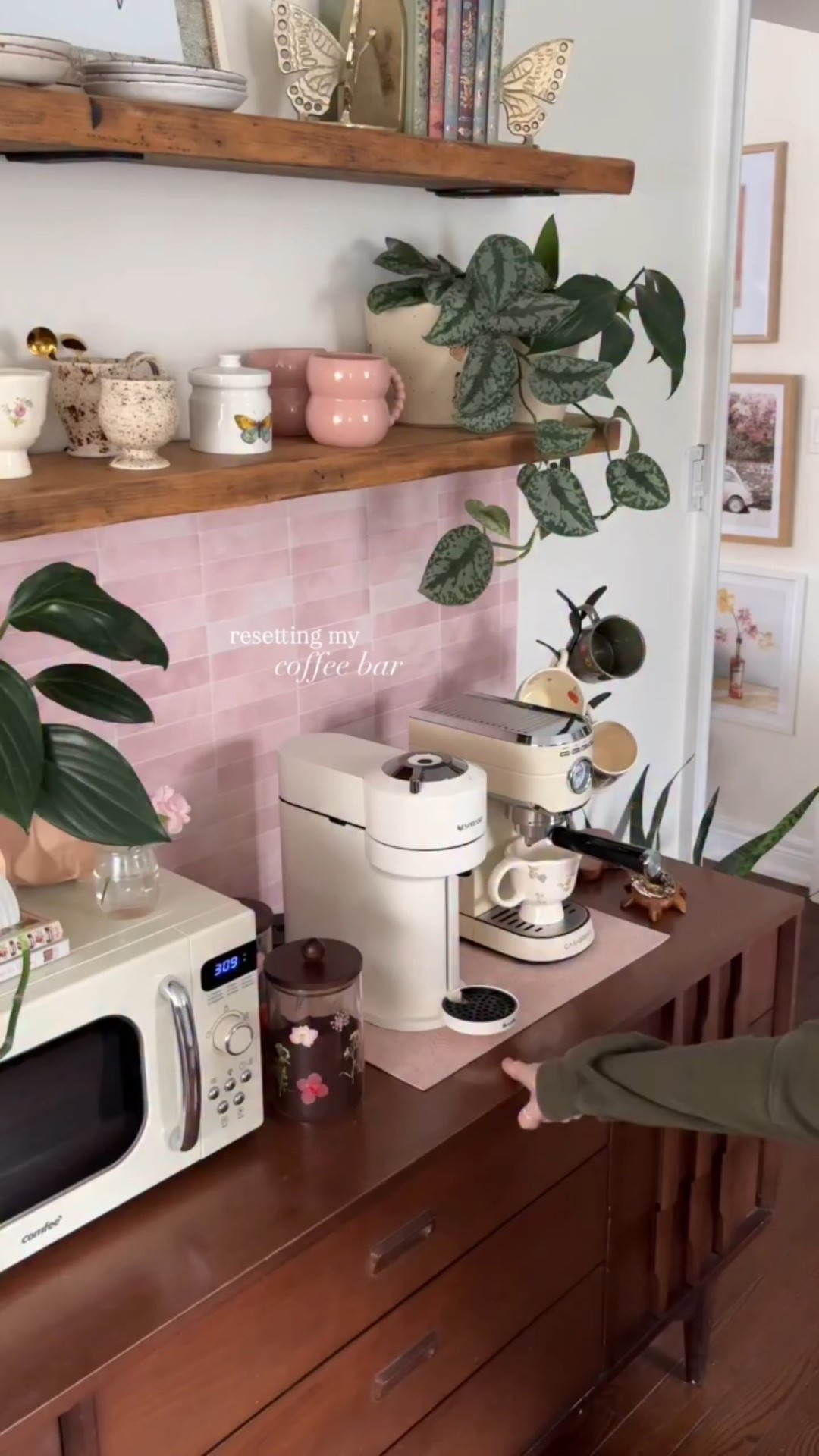 we love starting the week with a fresh coffee bar 🙂‍↕️☕️✨
 
 
 
 
#reset #coffeebar #kitchendecor #homedecorideas #cozyhome

#LTKHome