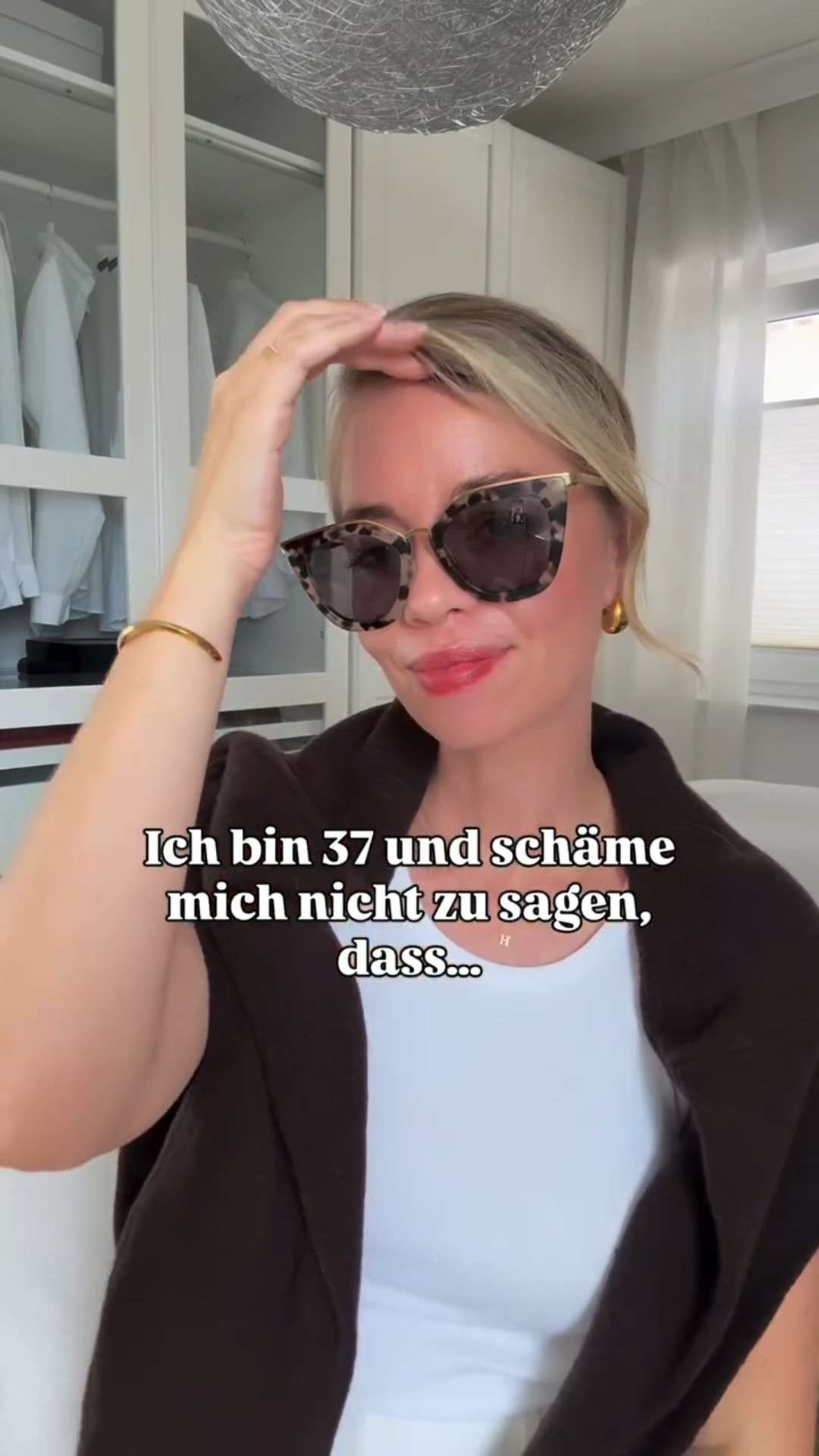 1.	…ich beim ersten Anzeichen von Reizüberflutung entweder in mein Handy flüchte oder einfach verschwinde – mein Nervensystem hat da keine Geduld.

2.	…ich mir regelmäßig vornehme, früher schlafen zu gehen – und dann doch wieder in einem Ernährungspodcast über Mikronährstoffe hänge oder mit ChatGPT über mein Human Design philosophiere. 🤓

3.	…ich mich oft für alle verantwortlich fühle – obwohl ich gleichzeitig nur meine Ruhe will. (Grüße gehen raus an alle Hochsensiblen mit Kontrollbedürfnis.) 🫠

4. …ich mich an manchen Tagen frage, wie man gleichzeitig Kind, Hund, Haushalt, Job, Hautpflege, Selfcare und eine funktionierende Psyche unter einen Hut kriegen soll – und dann einfach eine Waschmaschine anstelle. Irgendwas muss ja laufen. 🌝

5. …ich eigentlich total auf Ruhe stehe – und mir dann freiwillig ein neues Projekt aufhalse, weil’s sonst „zu langweilig“ wäre. (Bin ich gestresst? Ja. War ich’s selbst? Auch ja.) 🥲

Und ihr so? 

#unperfektperfekt #gedankenkarussell #millenialproblems #ootdgermany