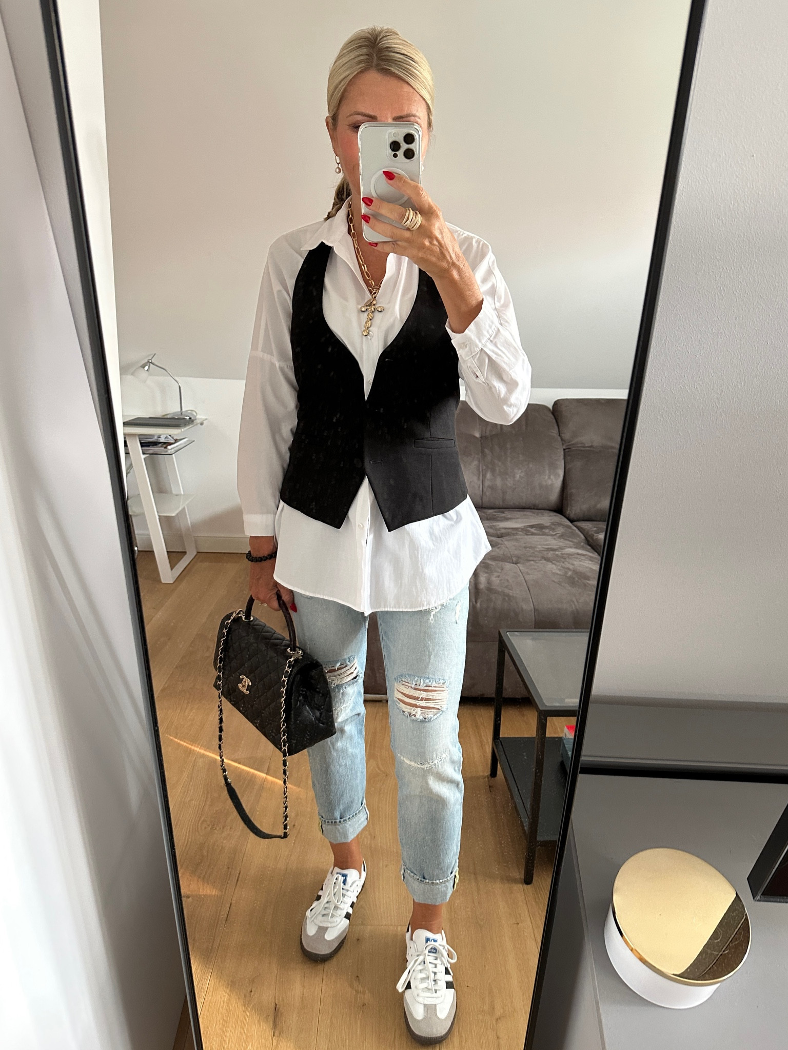 Casual outfit - Destroyed Jeans Weste Hemdbluse Sneaker

#LTKitbag #LTKshoecrush #LTKstyletip