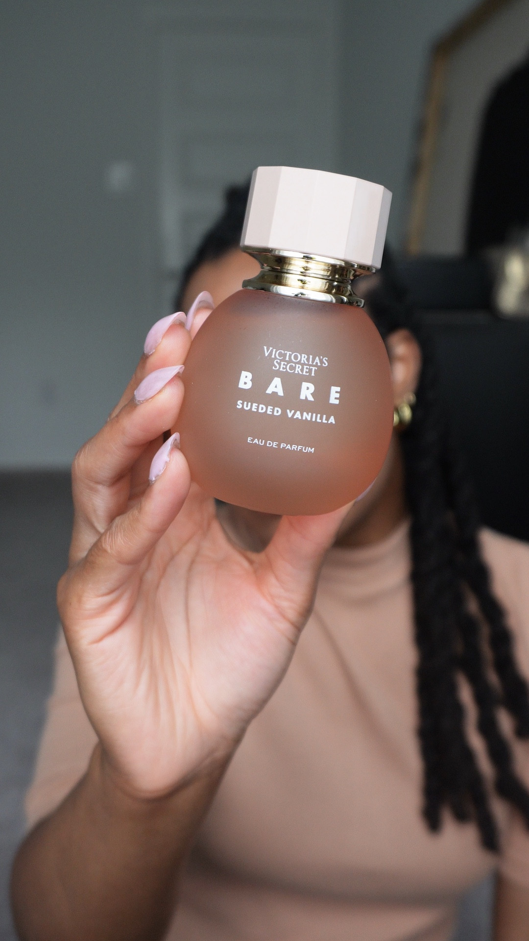 I've got a new affordable fragrance in my fall collection! Victoria’s Secret has done it again with Bare Sueded Vanilla, a cozy, vanilla, milky, woody scent. Definitely a new taple in my fall perfume collection.

#LTKFindsUnder100 #LTKBeauty