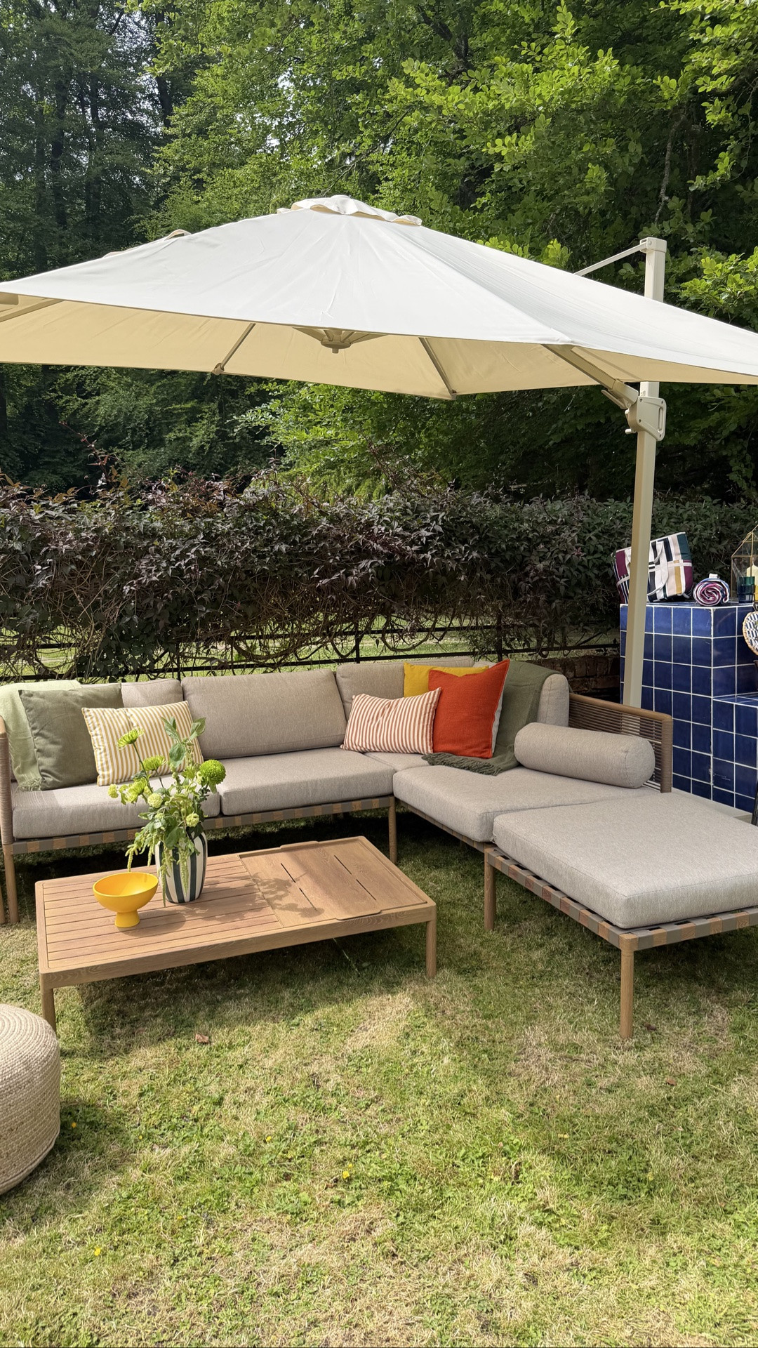This set up is perfection. I love this corner lounge garden furniture so much.