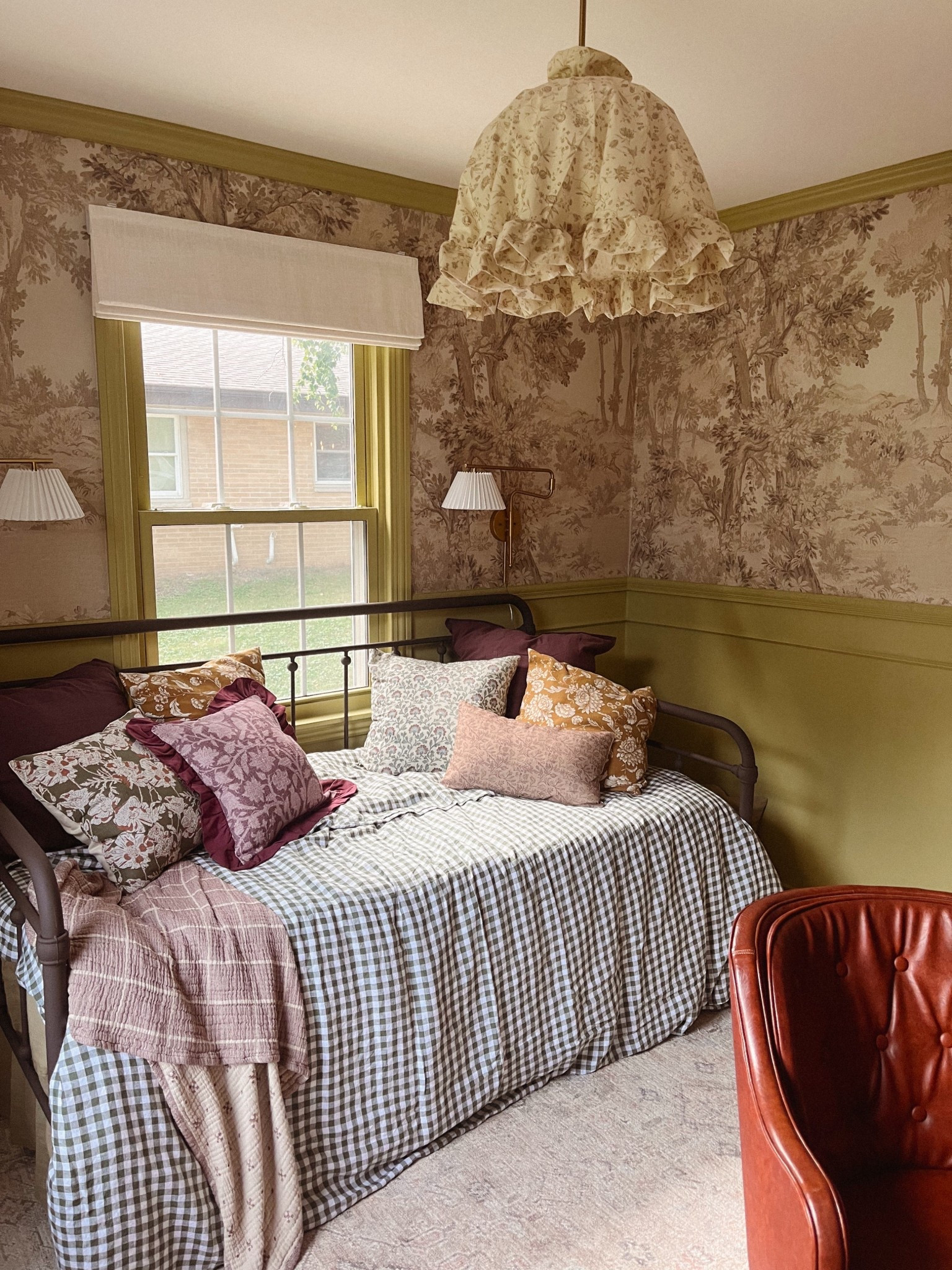 The final reveal of my guest room - absolutely obsessed with how this turned out 🥰
.
#guestbedroom #guestroom #cottagestyle #whimsical #cottagecore #homestyle #homeinteriors #daybed 

#LTKStyleTip #LTKSeasonal #LTKHome