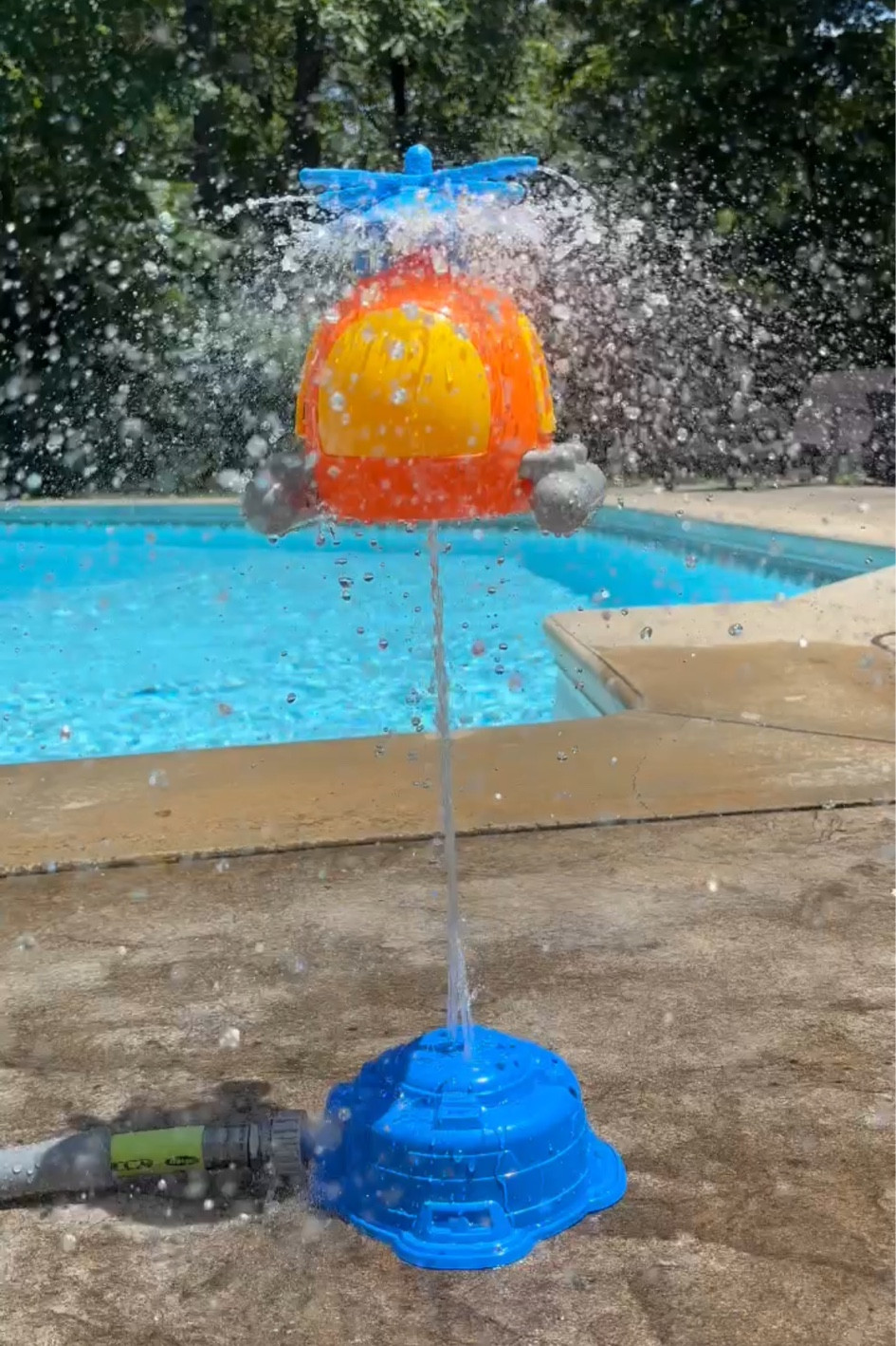 This helicopter sprinkler made our toddler’s eyes LIGHT UP! 🚁 💦 