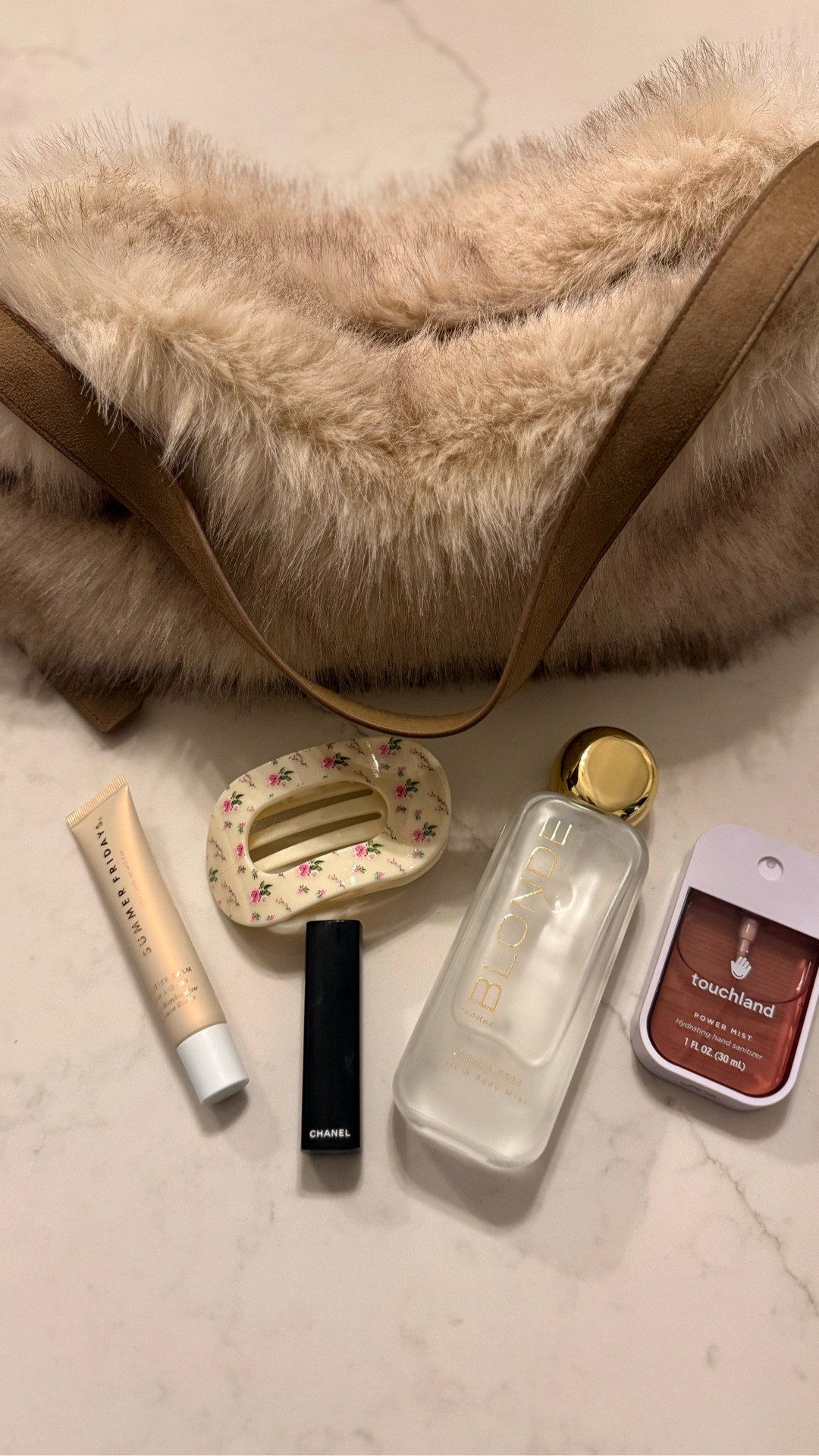 What’s in my bag. My favorites!!

#LTKdayinmylife #LTKFindsUnder50 #LTKTravel