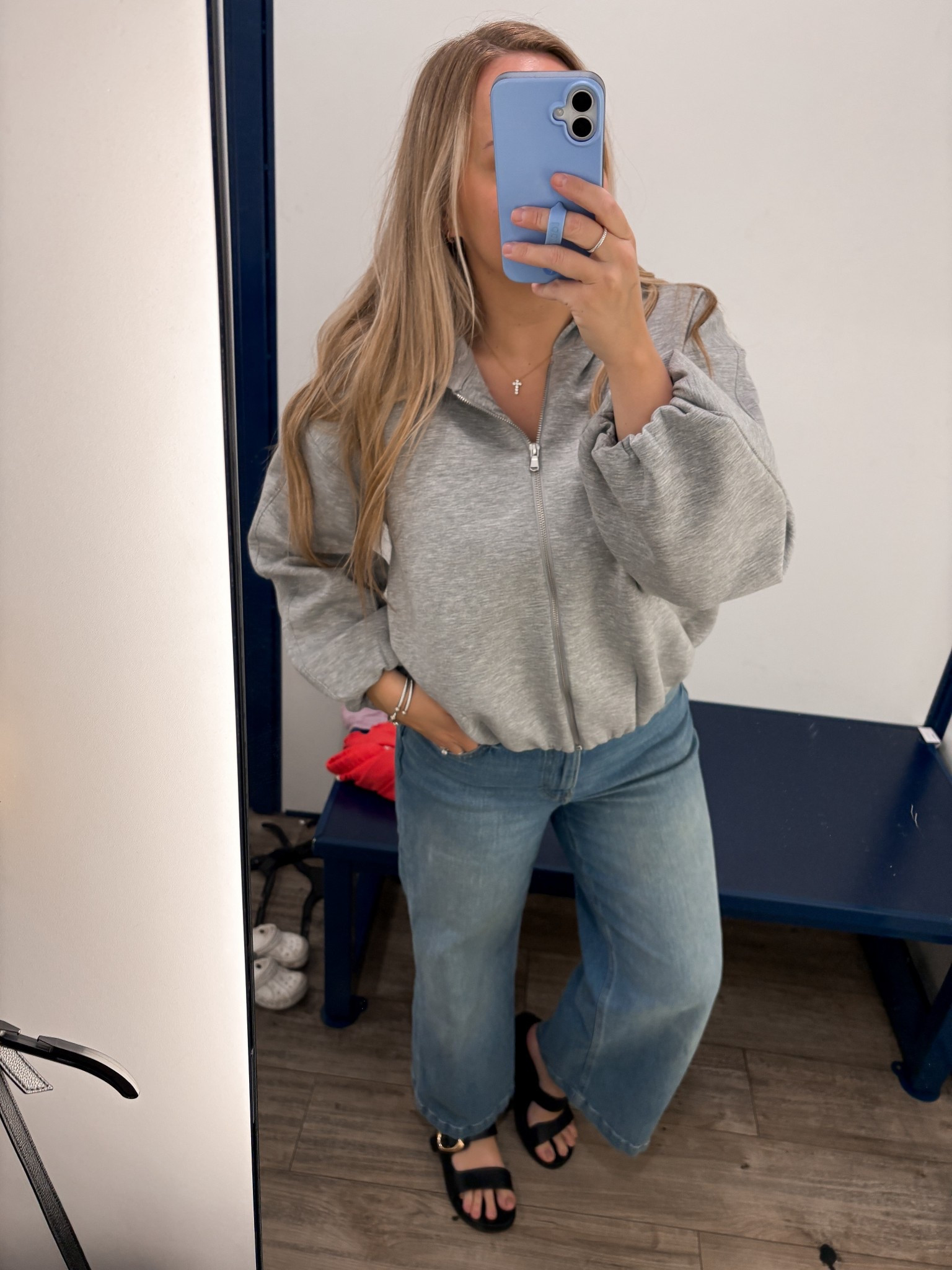 Old Navy active crop hoodie sweatshirt 

#LTKmomlife #LTKActive #LTKSpringSale