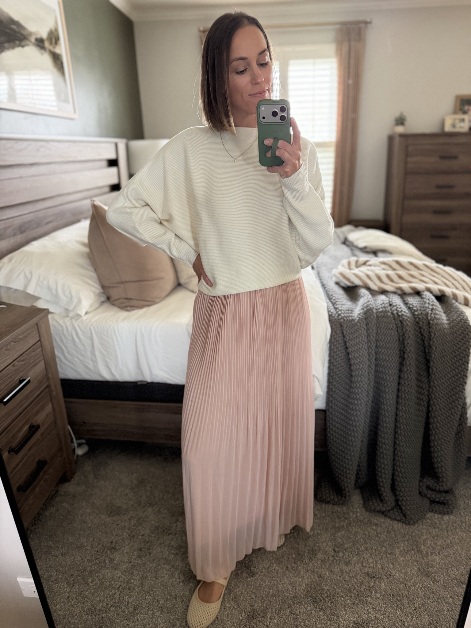 This pleated skirt from H&M is so pretty! I love the tiered pleating on it! It’s lightweight and lined! I wore this to a baby shower, but it would be great for family photos and Easter!

#easteroutfit #womensfashion #springoutfit #familyphotos

#LTKSeasonal #LTKootd
