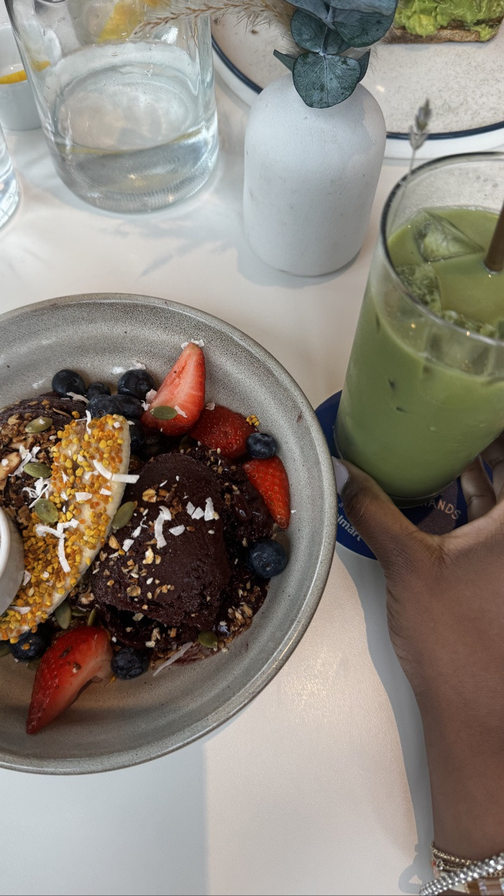 Brunching with @Arrae  and celebrating their favorites now available at @walmart ✨🥂

Tried the ARRAE Debloat Latte: a signature latte with healing cinnamon + ginger, served with a sachet of bloat capsules (and yes… you can make it an espresso martini 👀), plus the Vanilla Lavender Iced Matcha: served with a side of Arrae Vanilla Inositol 🍵

The perfect mix of wellness + a little treat 🤍 Now you can grab your Arrae favorites while you’re at Walmart.

#Arrae #WalmartFinds #WellnessRoutine #DallasCreator #BrunchRecap