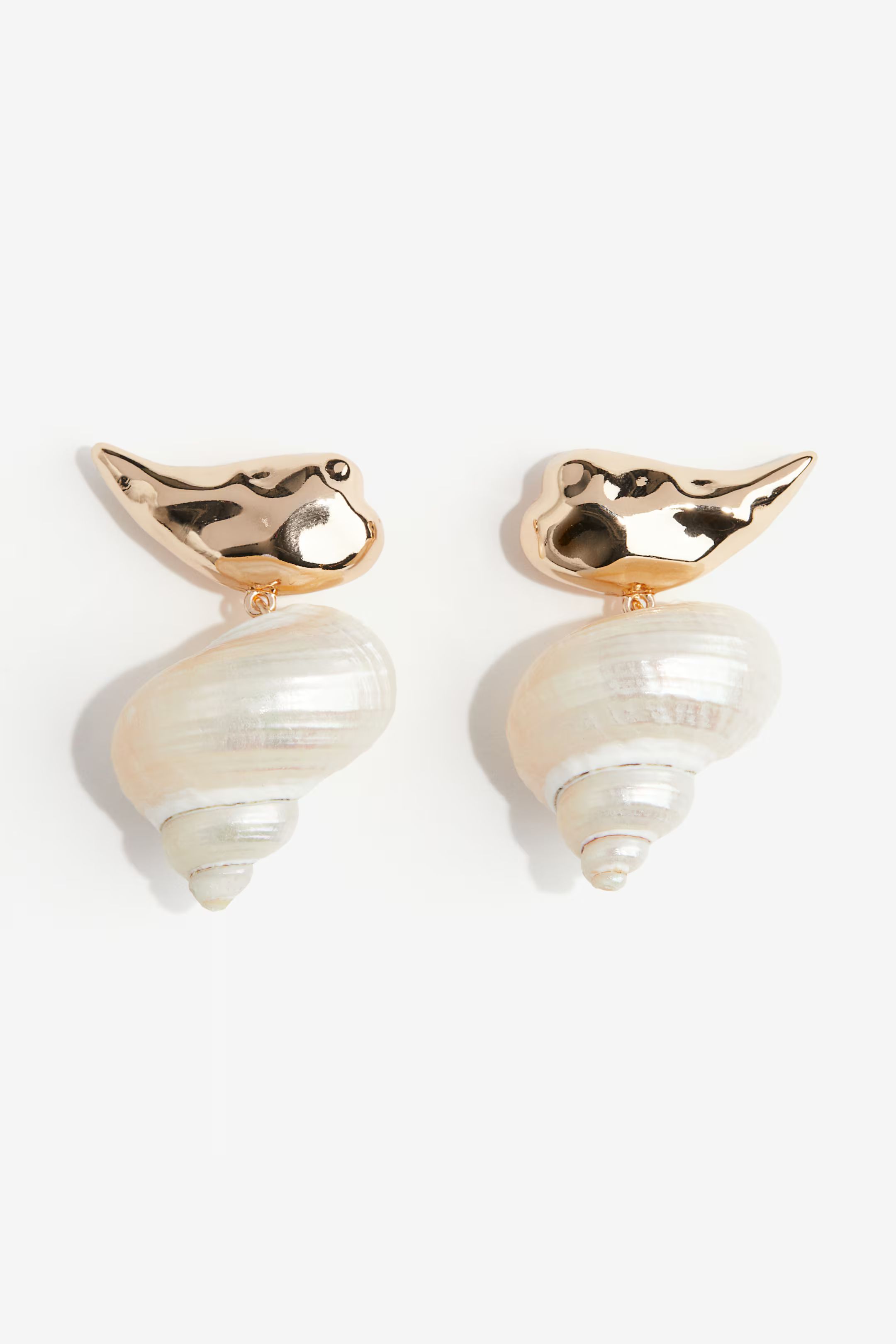 Seashell-pendant Earrings$ 9.99Gold-colored/whiteSizeNOSIZEAdd to bagNew ArrivalDescriptionEarrin... | H&M (US + CA)