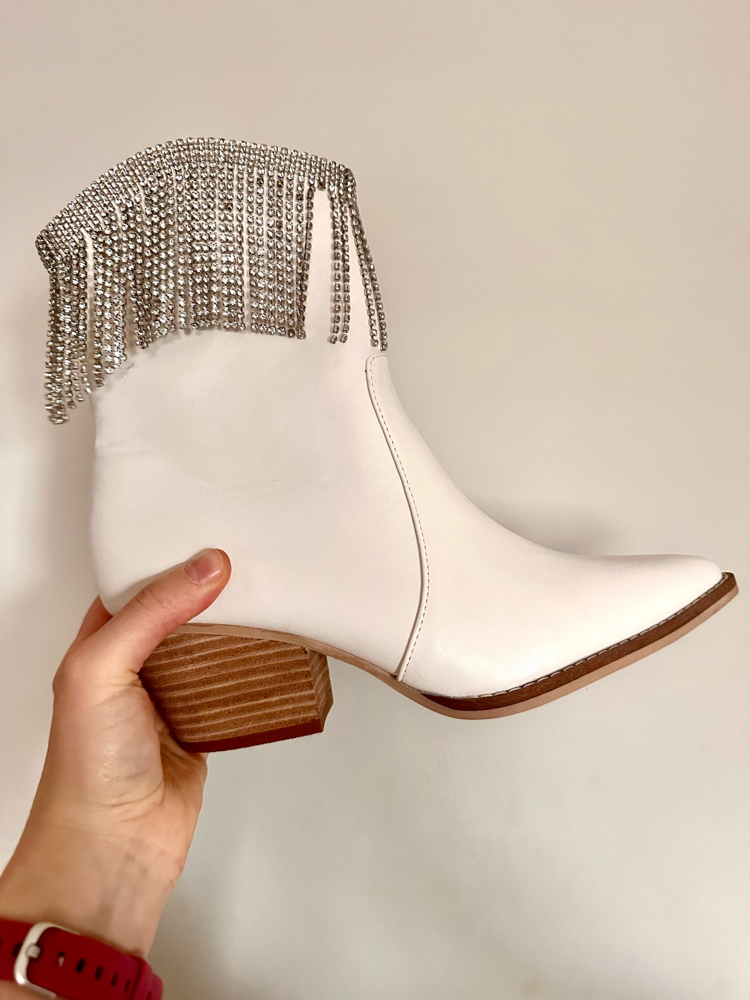 WESTERN SPARKLE FRINGE BOOTIES

These boots are so versatile and go with everything from jeans and a cutoff tee to a boho mini dress! 
I’m a size 8 and got my true size 

#LTKshoecrush #LTKstyletip #LTKFestival