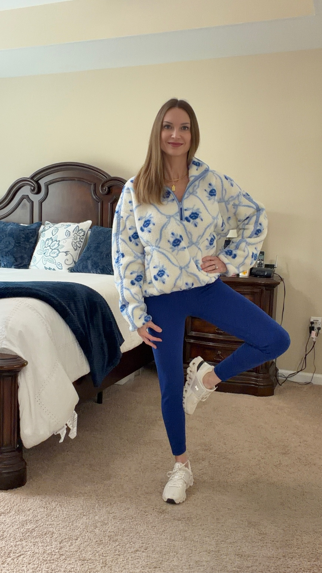 Cozy errand outfit for school drop‑off and running around town 🤍
Linked the fleece, matching tank, leggings, and my go‑to On Clouds for an easy, comfy look.

#mostloved  
#bestsellers  
#outfitinspo  
#casualstyle  
#everydayoutfit

#LTKActive #LTKootd #LTKPetite