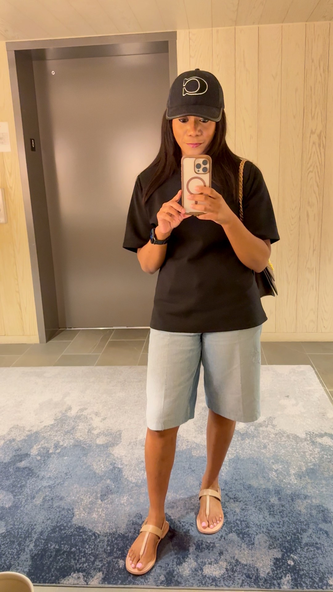 Just arrived at my lakeside staycation and here’s my comfortable travel outfit. This is a chill back to school outfit 


A black t shirt which is fitted at the waist, it also has shoulder pads; denim jorts or Bermuda shorts, Tory Burch Eleanor bag, flat sandals and coach baseball hat. 


Casual outfit, fall outfit, fall transitional outfit, how to style, what to wear, jorts, denim shorts, Bermuda shorts, 

#LTKTravel #LTKSeasonal