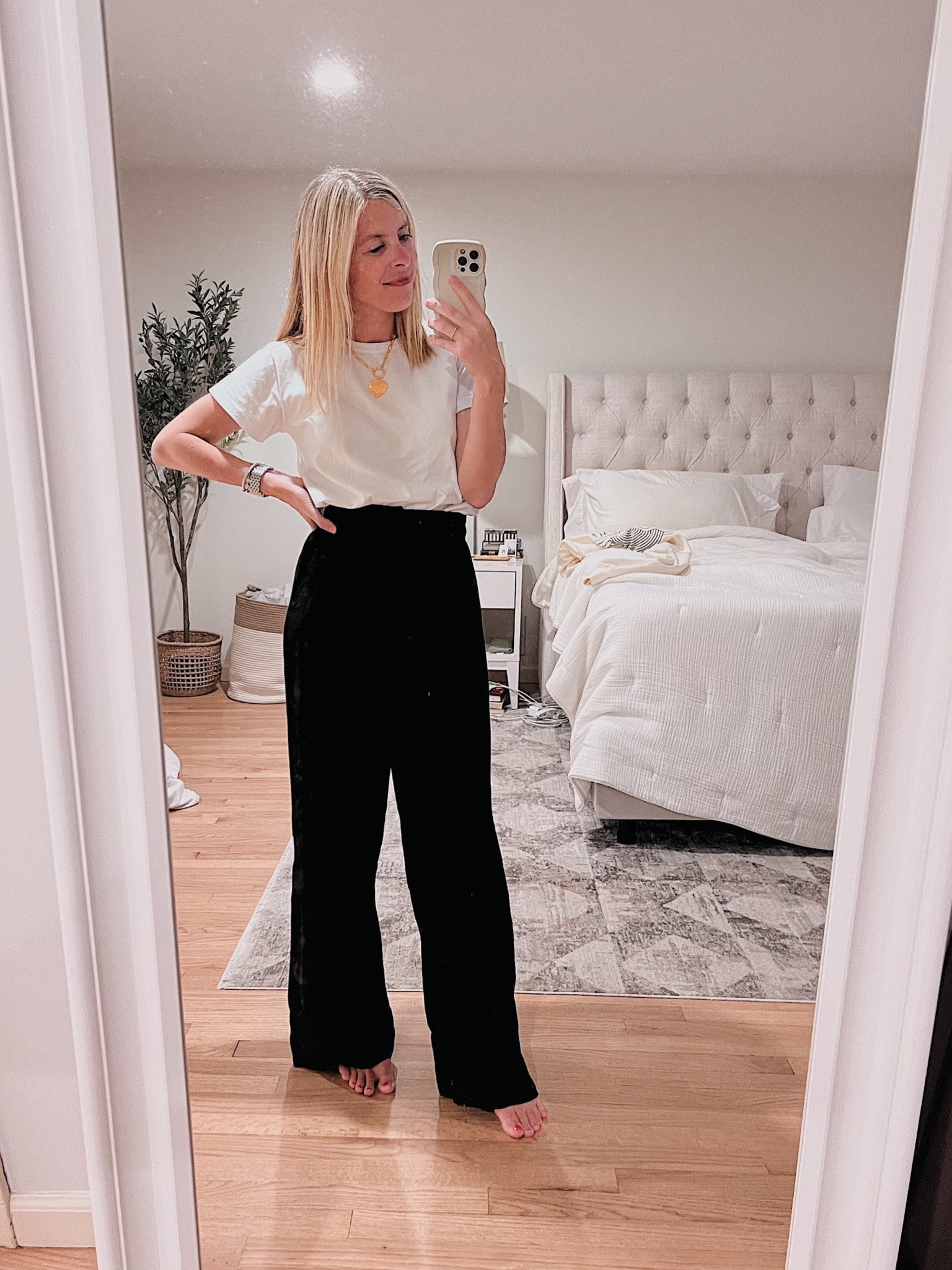 Just found the perfect tee, chic pants and fun necklace to mix and match throughout the seasons.

Wearing XS in both the tee and the pants and a reminder that I’m 5’2”!