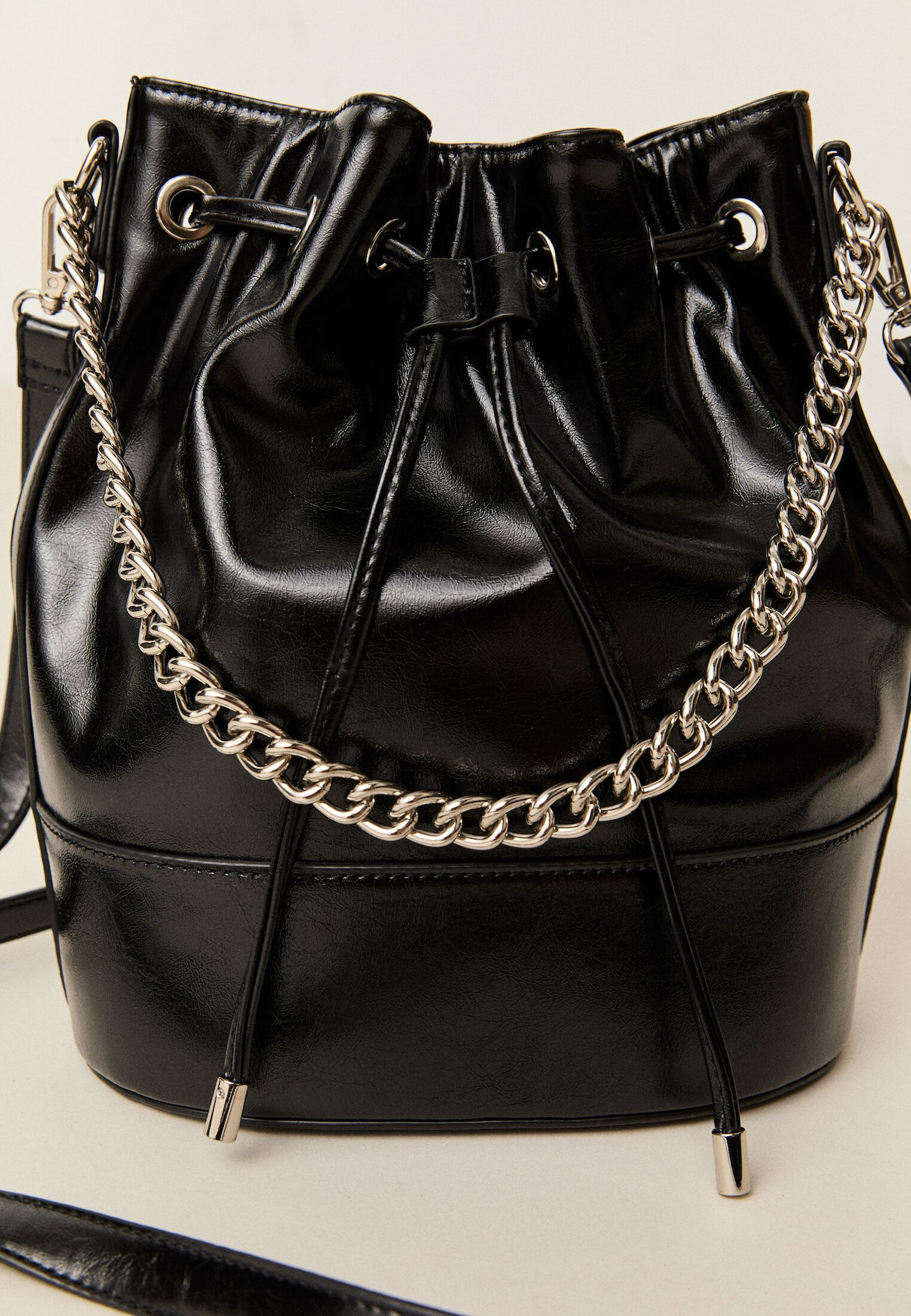 Tasche im Beuteltaschen-Stil mit Kette | Stradivarius DE