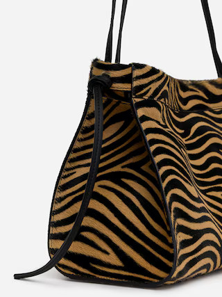Schultertasche aus Leder mit Zebramuster – ARKET DE | Arket EU