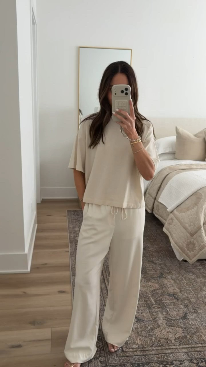Bestseller! This oversized tee is one of those basics that instantly makes an outfit look effortless 🤍 The relaxed fit is so flattering, the fabric is lightweight and soft, and it pairs perfectly with everything from lounge pants to denim shorts and jeans.

oversized tee, neutral basics, everyday outfit, casual chic style, elevated basics, capsule wardrobe, comfy outfit, travel style, relaxed fit tee, minimal style, annabrstyle

#LTKootd #LTKSeasonal #LTKOver40